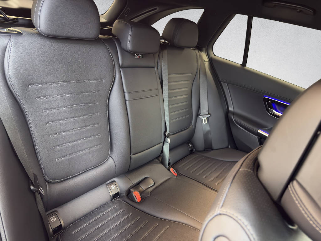 MERCEDES-BENZ C 220 d AMG Line 4Matic Swiss Star T-Modell-image-13