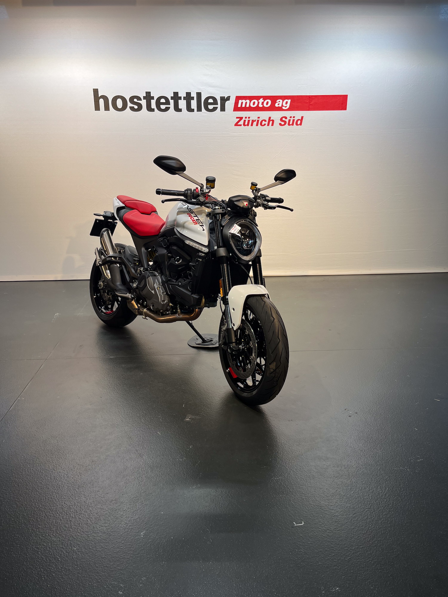 DUCATI Monster-showroom-element-2