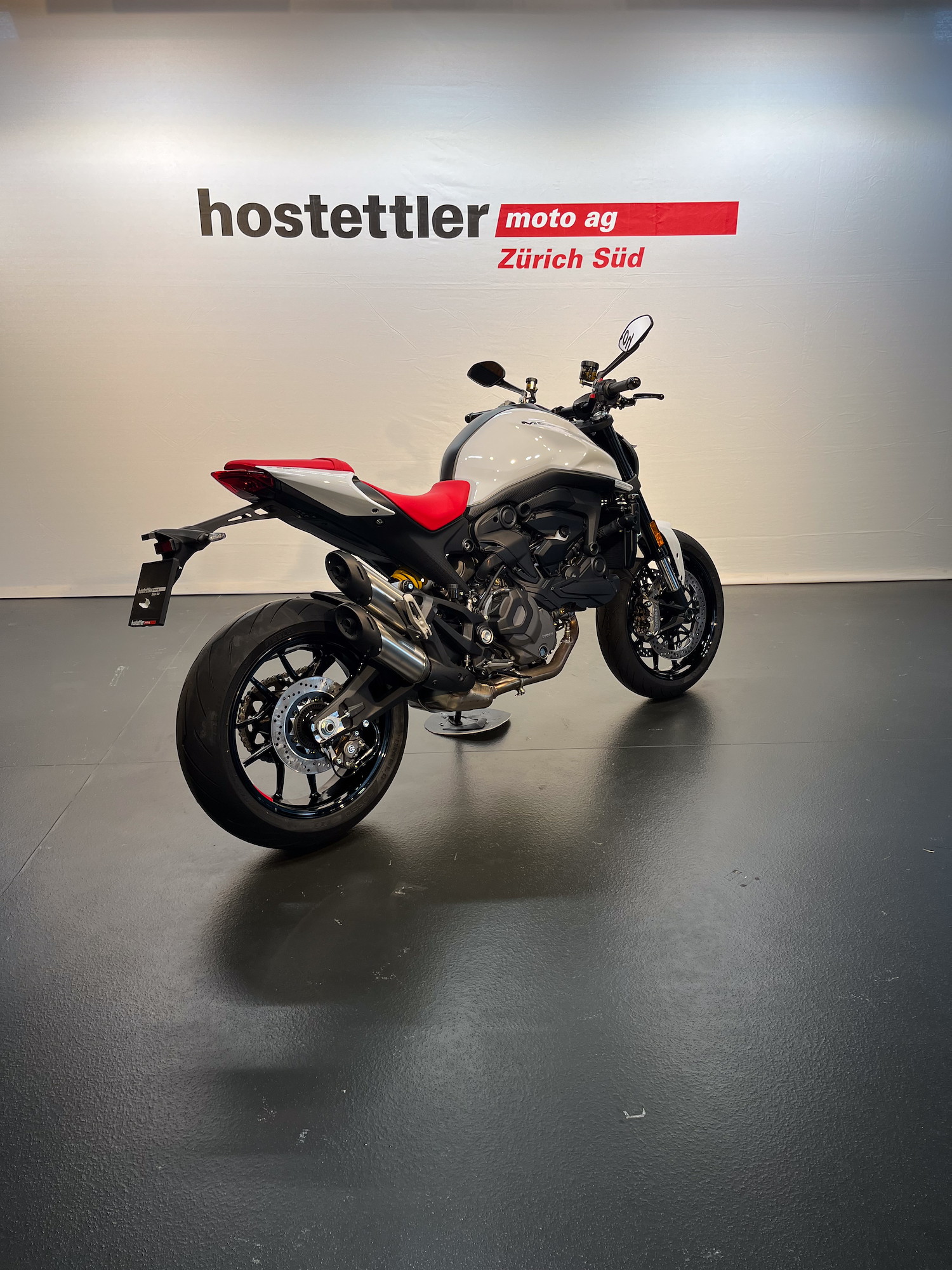 DUCATI Monster-showroom-element-1