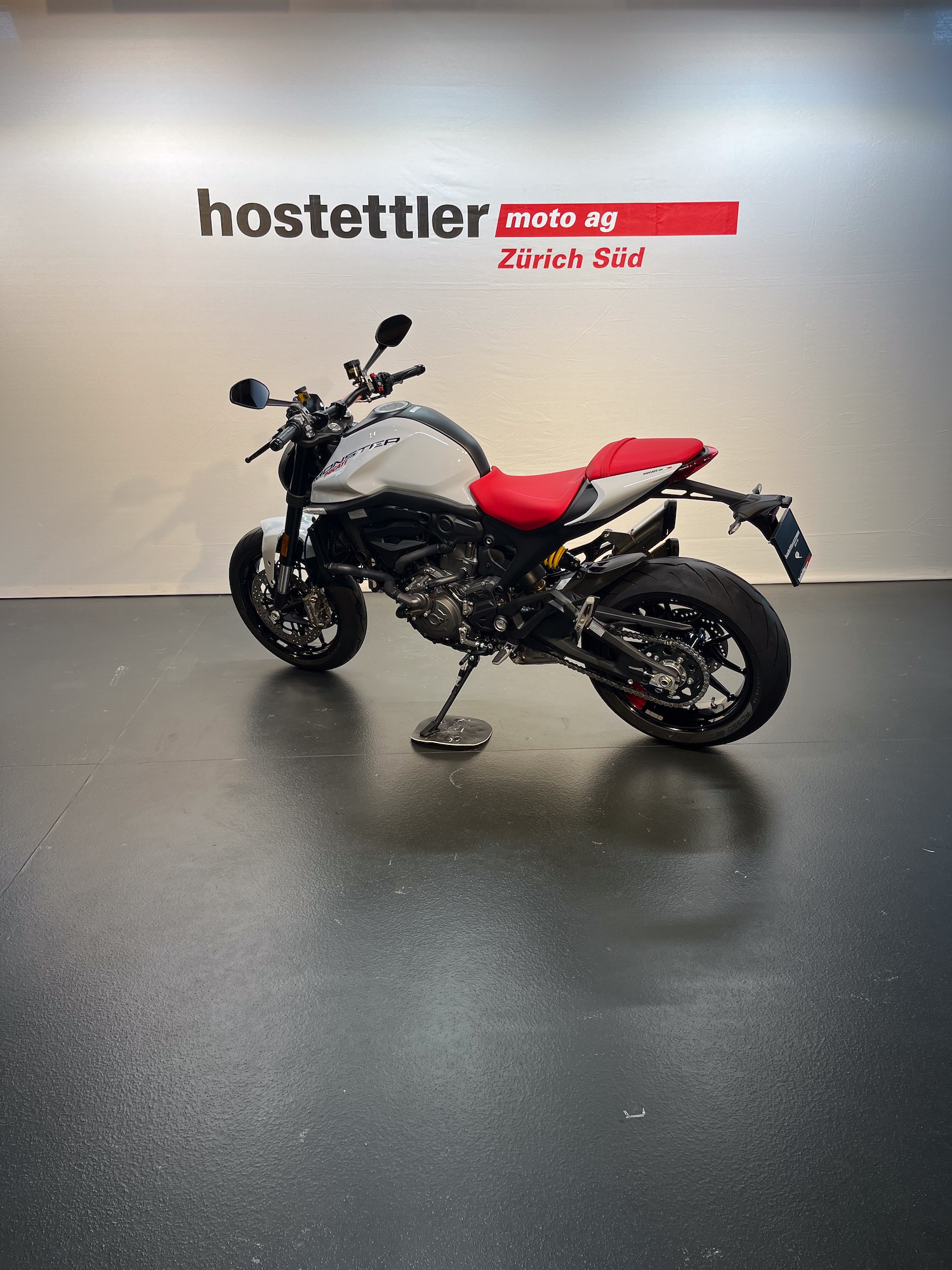 DUCATI Monster-showroom-element-3