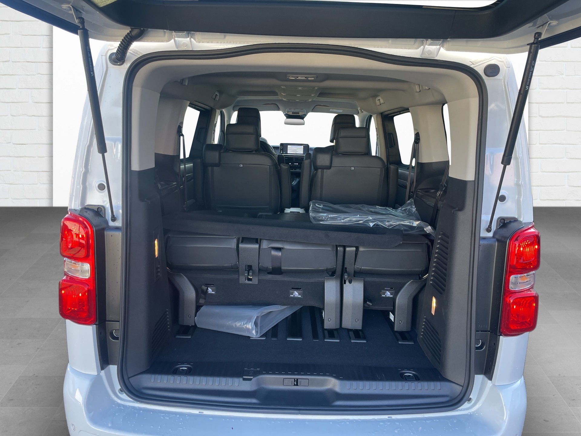 PEUGEOT Traveller Standard 2.2 BlueHDi 180 Business VIP S/S-image-11
