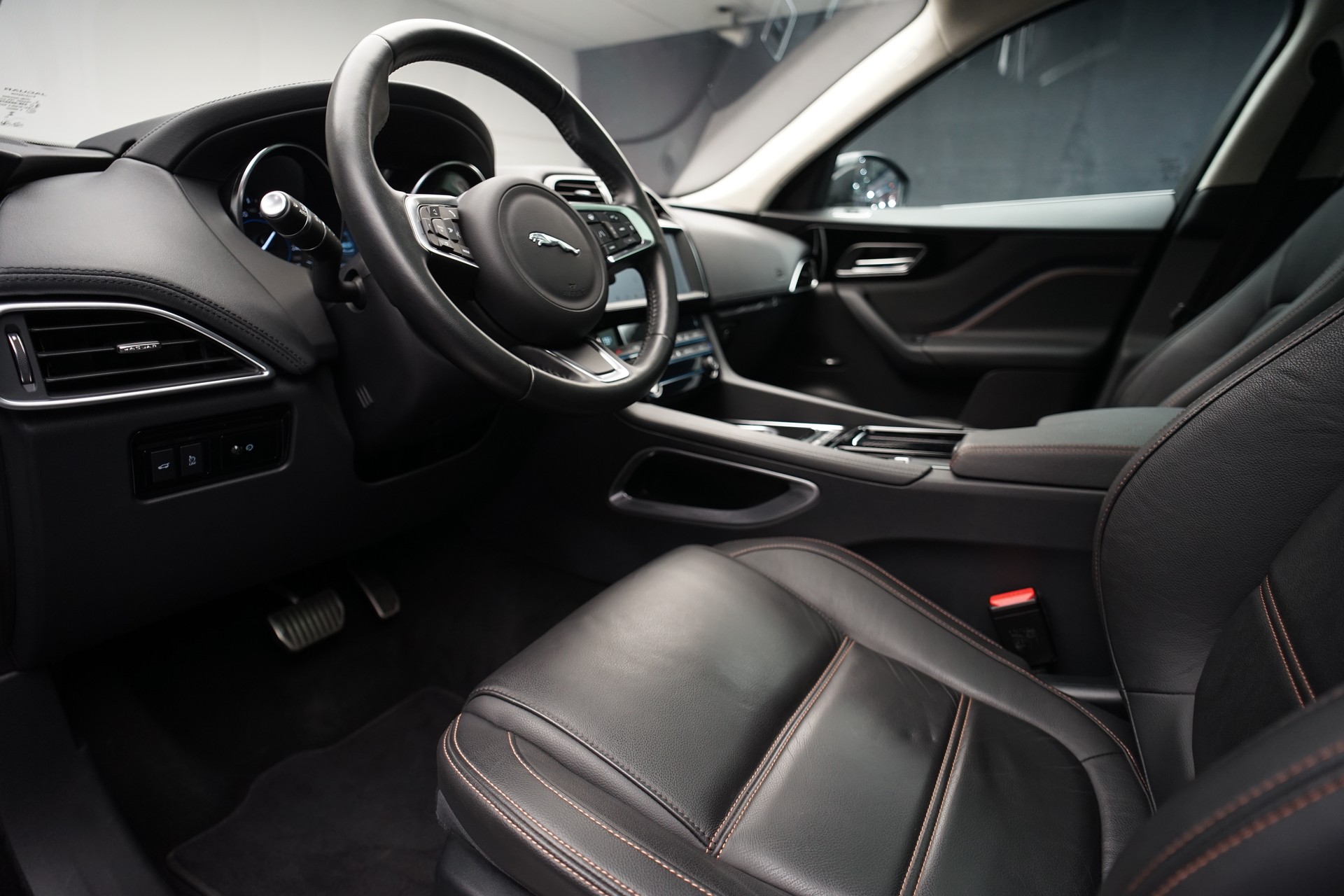 JAGUAR F-Pace 30t 2.0 Prestige AWD Automatik *CH-Fahrzeug* *Panoramadach* *Assistenzpaket-image-12
