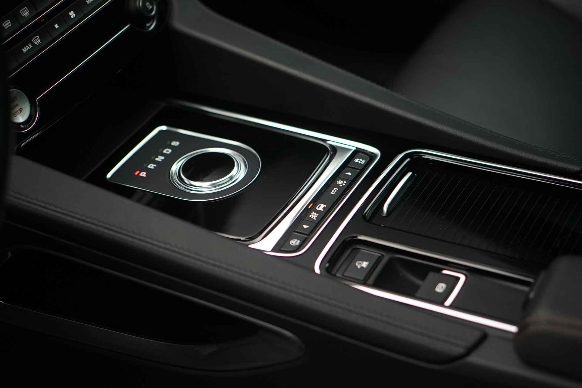 JAGUAR F-Pace 30t 2.0 Prestige AWD Automatik *CH-Fahrzeug* *Panoramadach* *Assistenzpaket-image-21