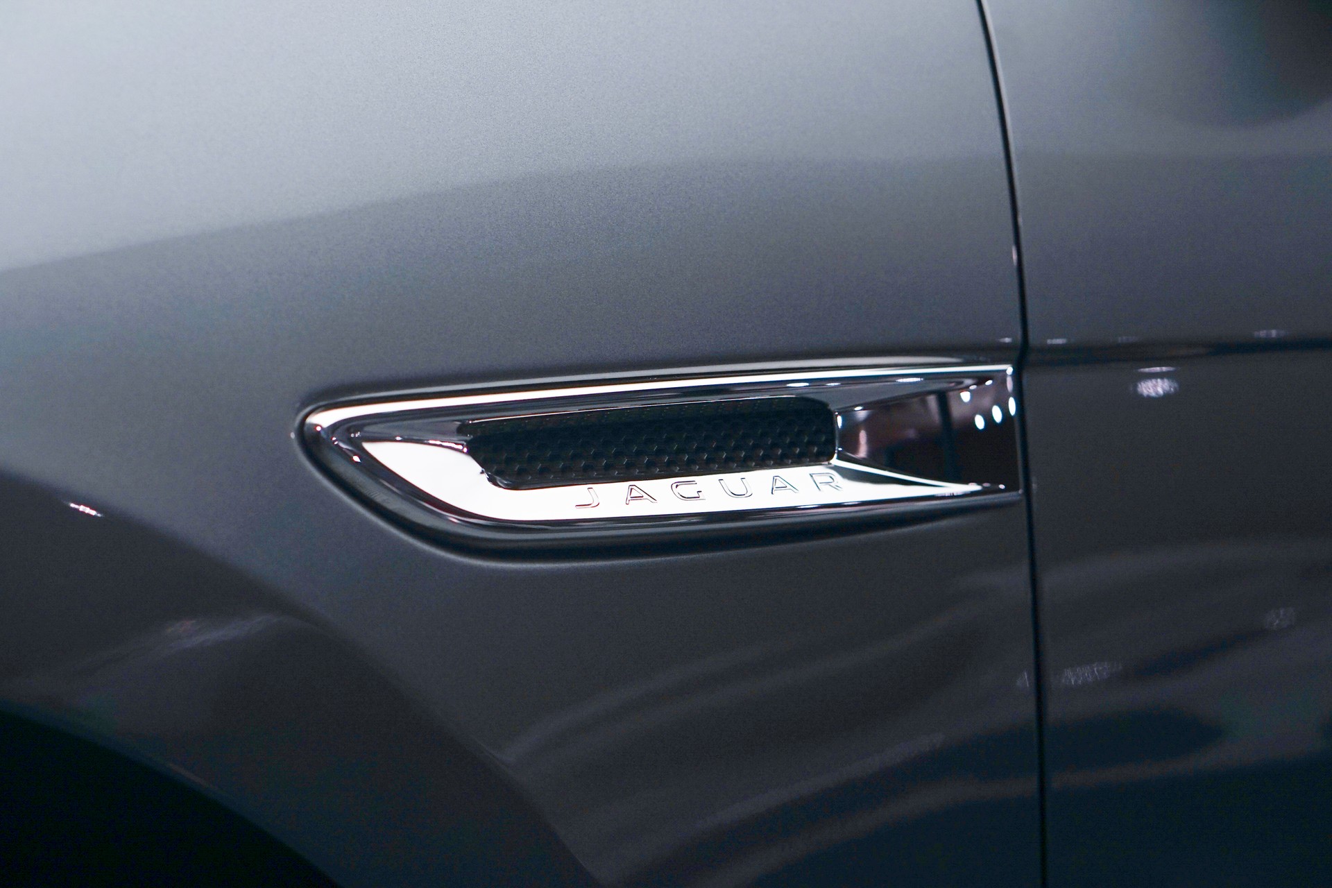 JAGUAR F-Pace 30t 2.0 Prestige AWD Automatik *CH-Fahrzeug* *Panoramadach* *Assistenzpaket-image-43