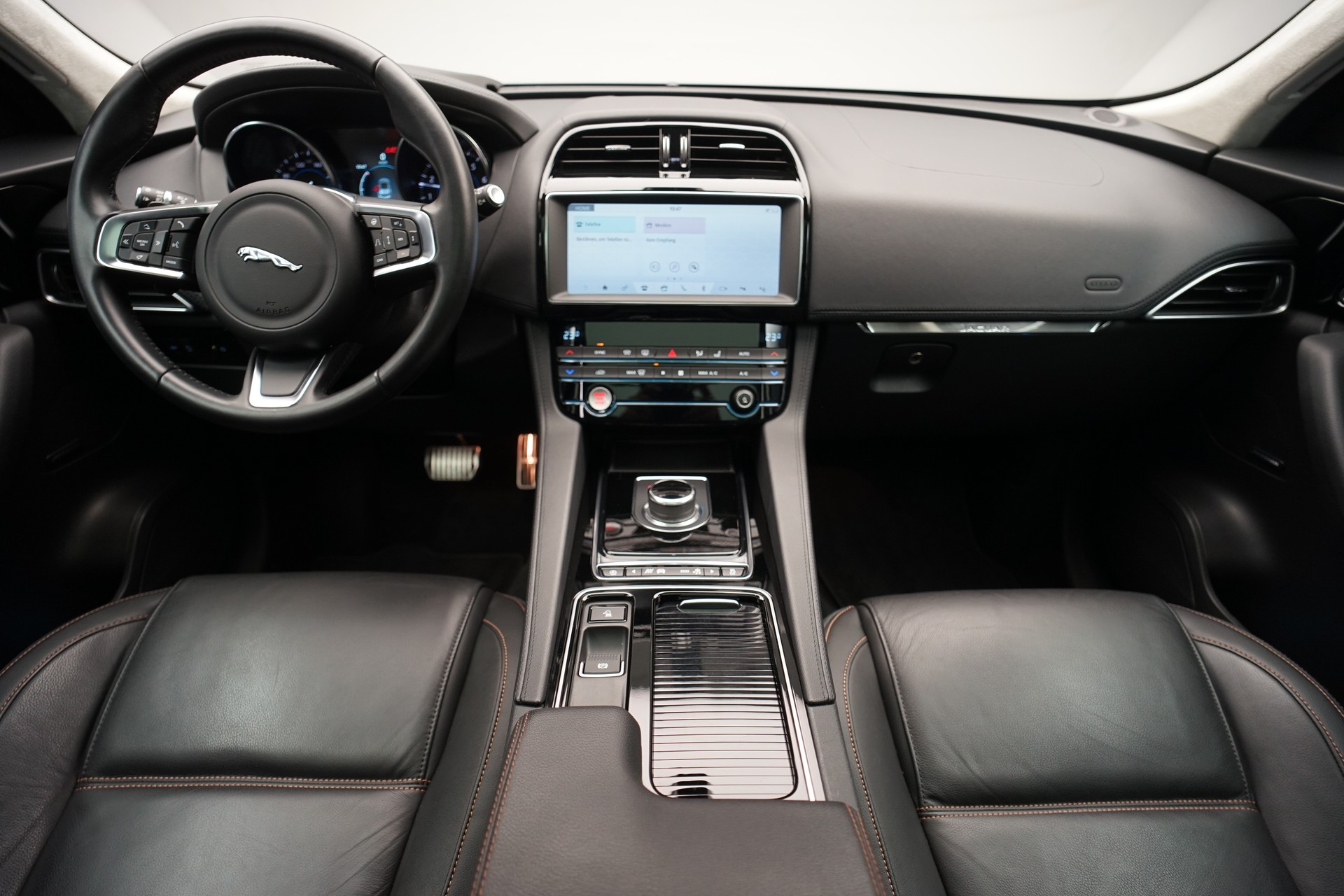 JAGUAR F-Pace 30t 2.0 Prestige AWD Automatik *CH-Fahrzeug* *Panoramadach* *Assistenzpaket-image-11