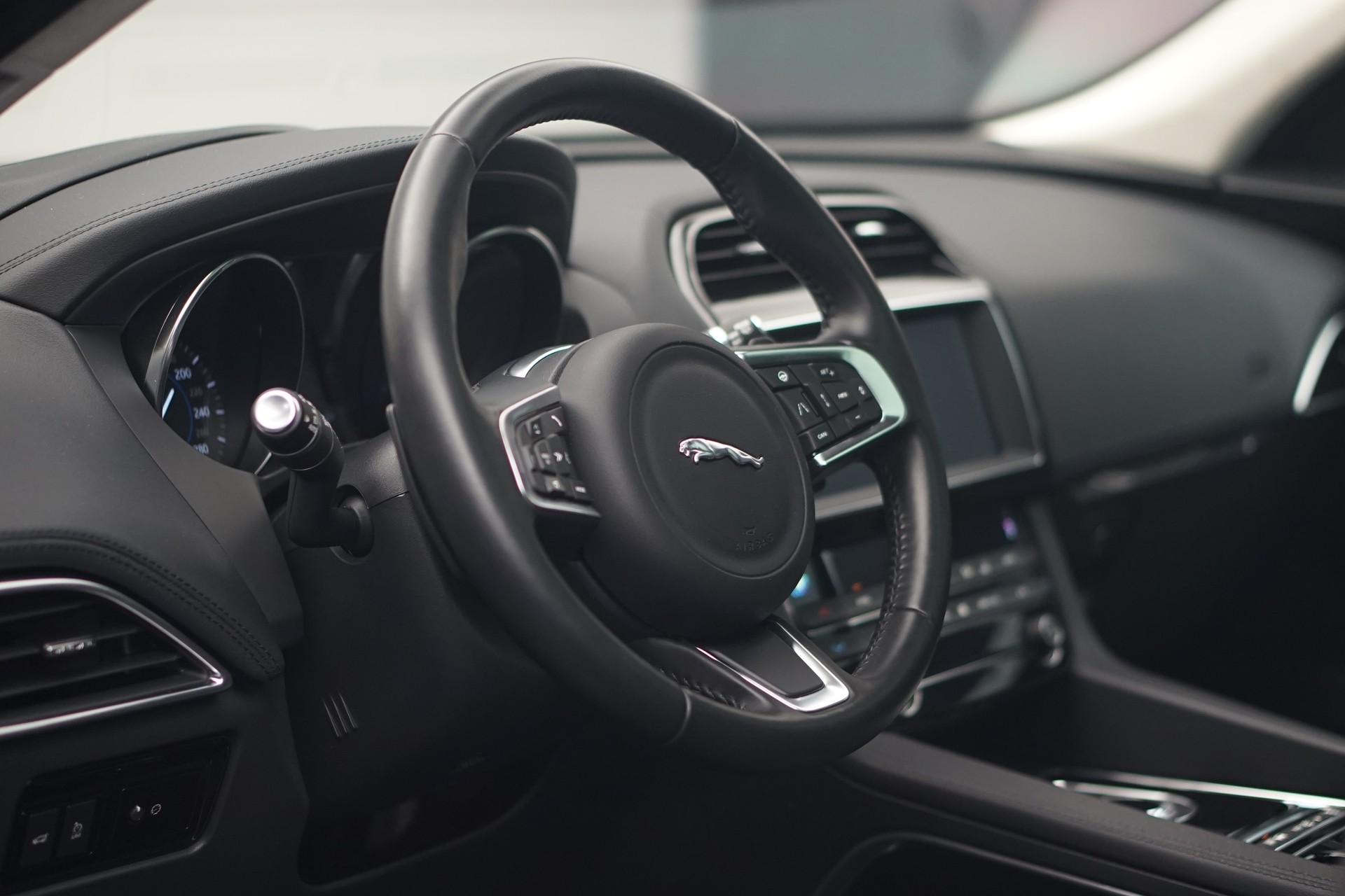 JAGUAR F-Pace 30t 2.0 Prestige AWD Automatik *CH-Fahrzeug* *Panoramadach* *Assistenzpaket-image-17