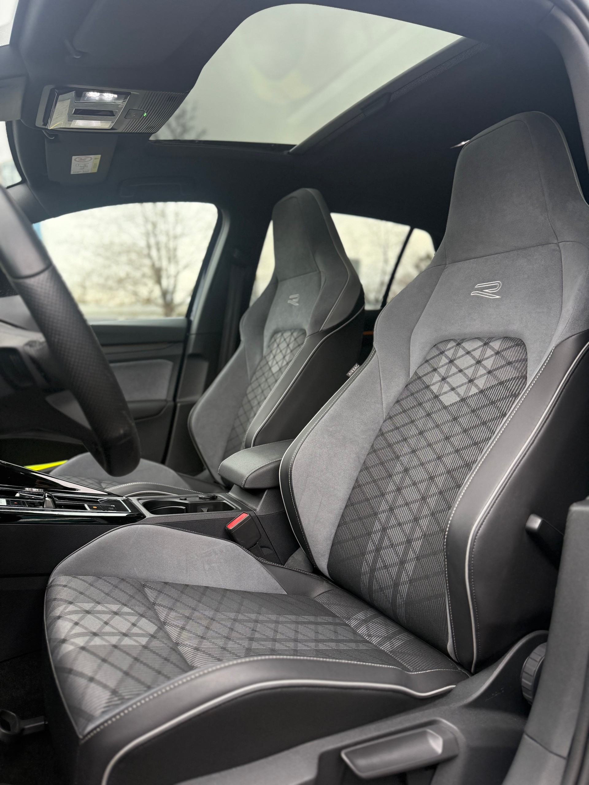 VW Golf 1.5 eTSI mHEV ACT R-Line DSG-image-11