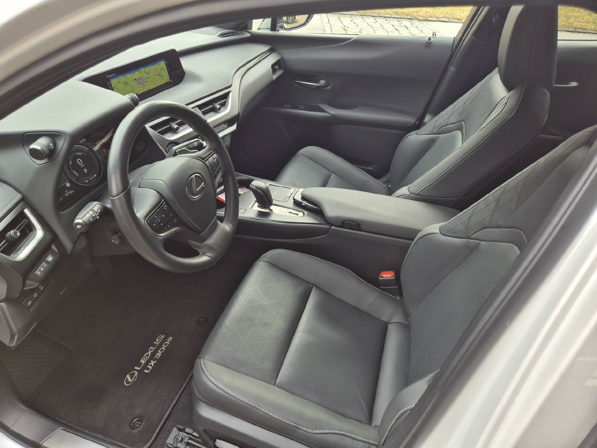 LEXUS UX 300e Excellence-image-9