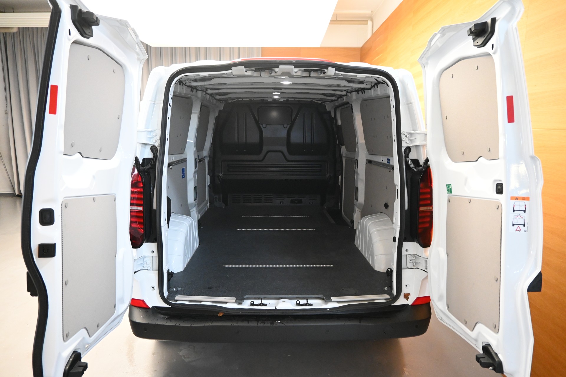VW Transporter Kombi 2.0 TDI Lang-image-5