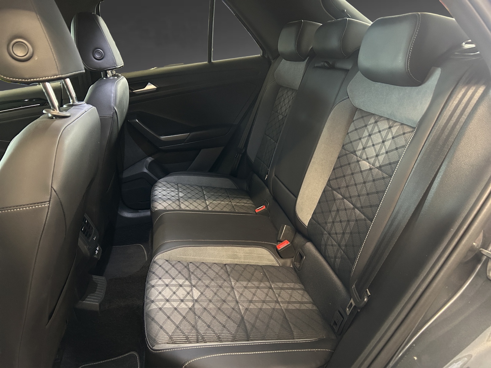 VW T-Roc 2.0 TSI R-Line DSG 4Motion-image-6