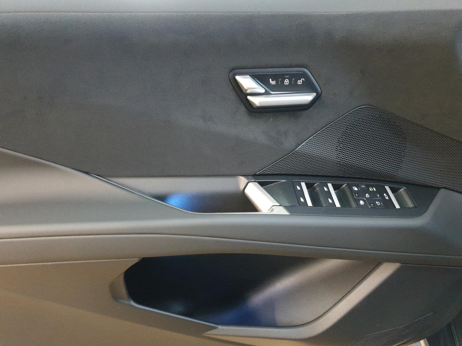 BMW iX3 50 xDrive-image-9