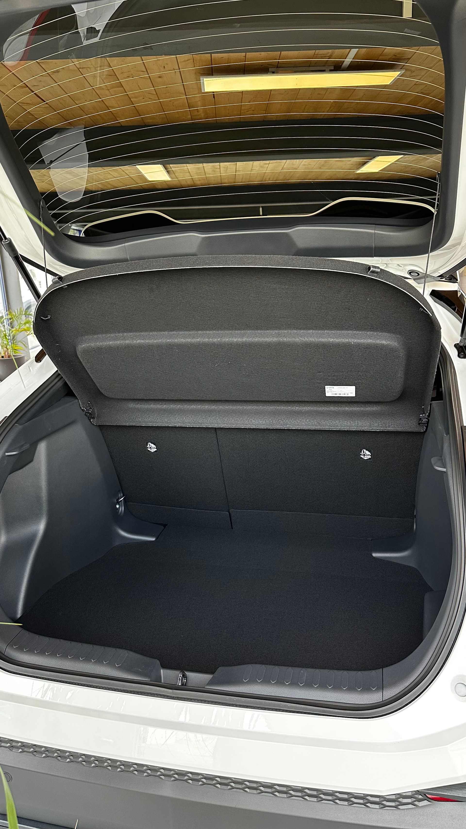 TOYOTA 2.0 HEV Swiss Edition 4x4-image-13