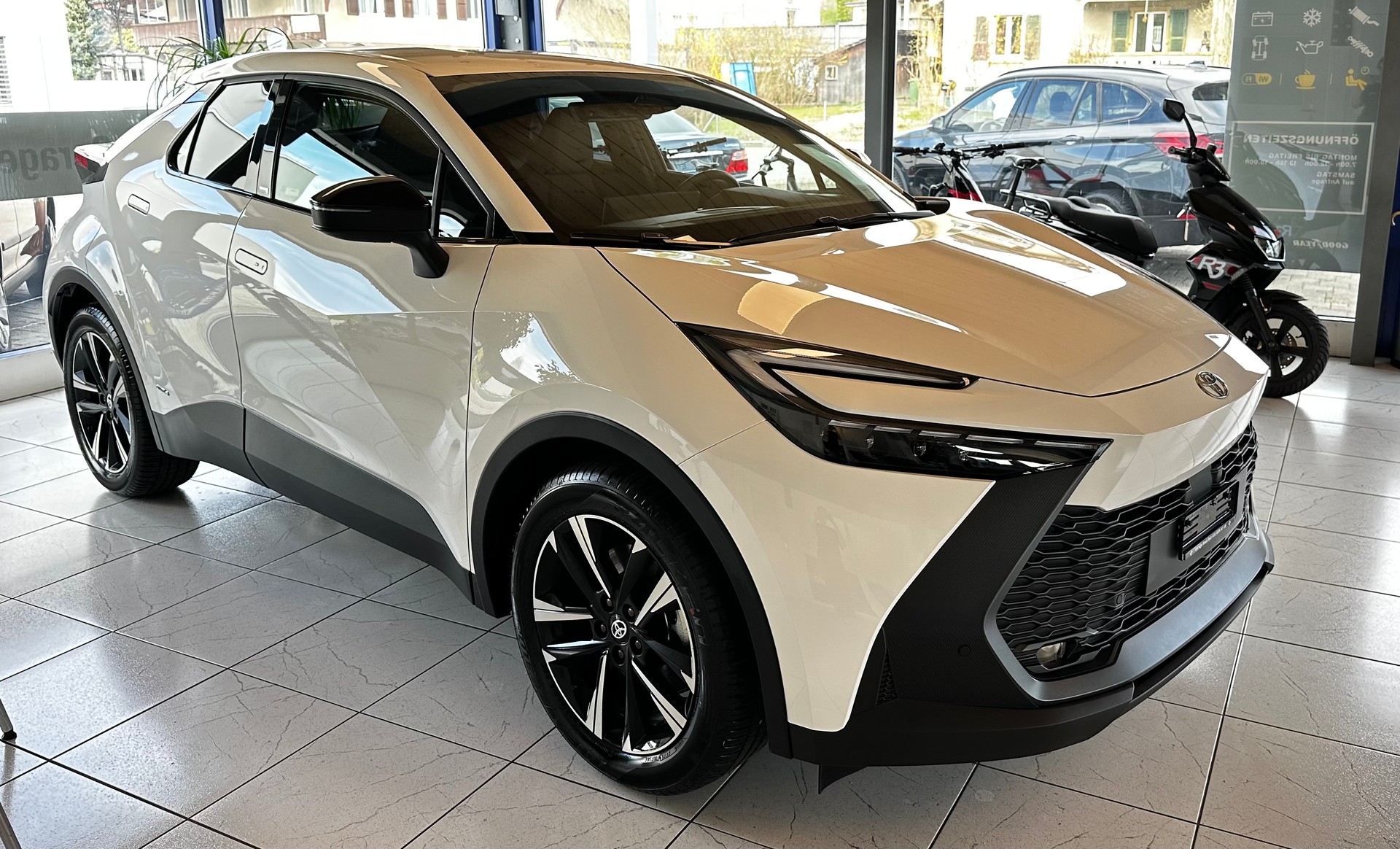 TOYOTA 2.0 HEV Swiss Edition 4x4-image-5
