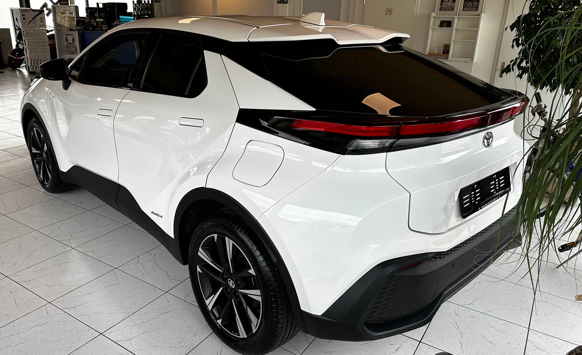 TOYOTA 2.0 HEV Swiss Edition 4x4-showroom-element-3
