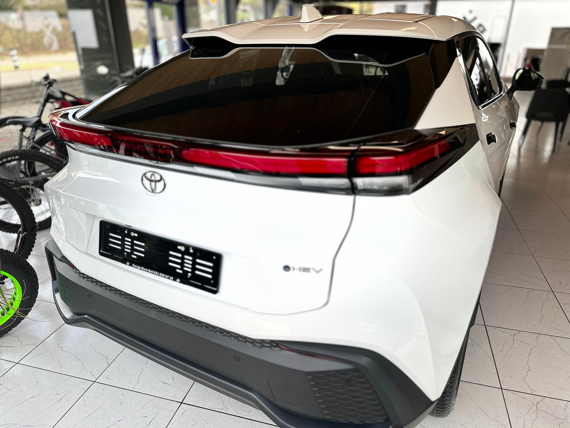 TOYOTA 2.0 HEV Swiss Edition 4x4-image-4