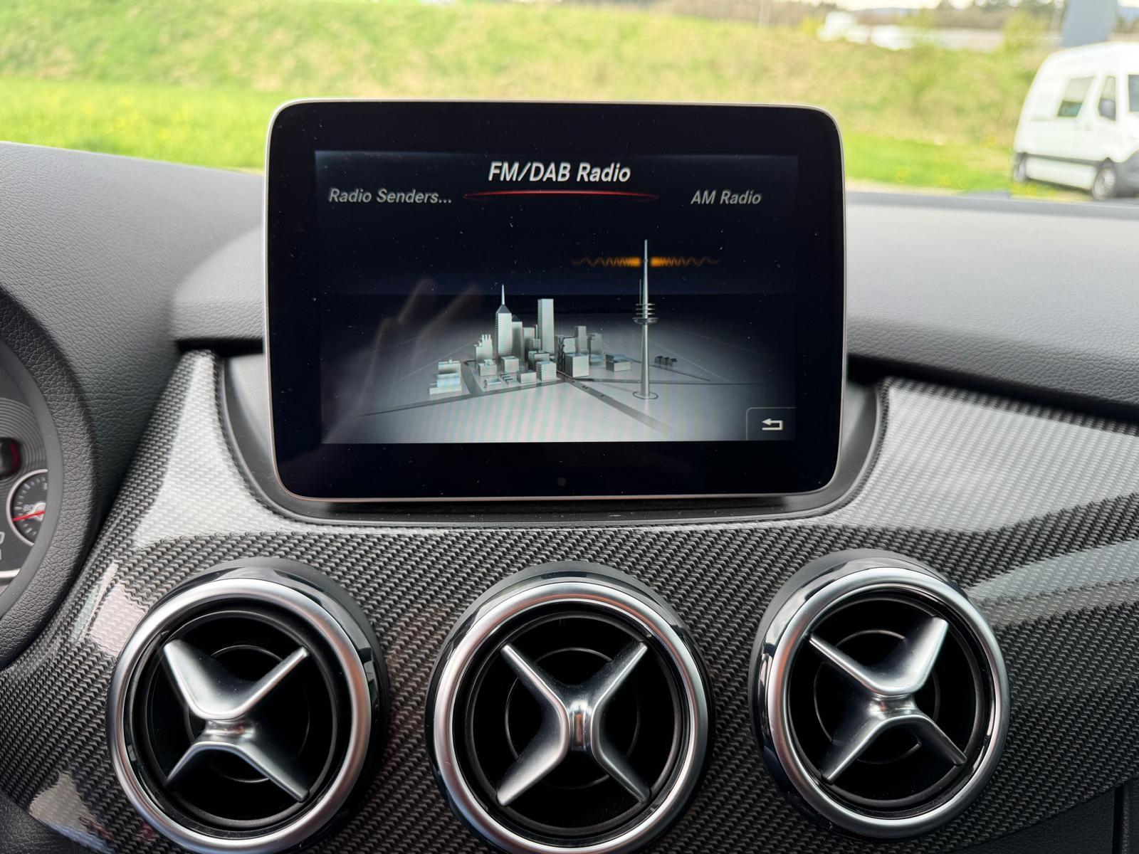 MERCEDES-BENZ B 200 d AMG Line-image-16