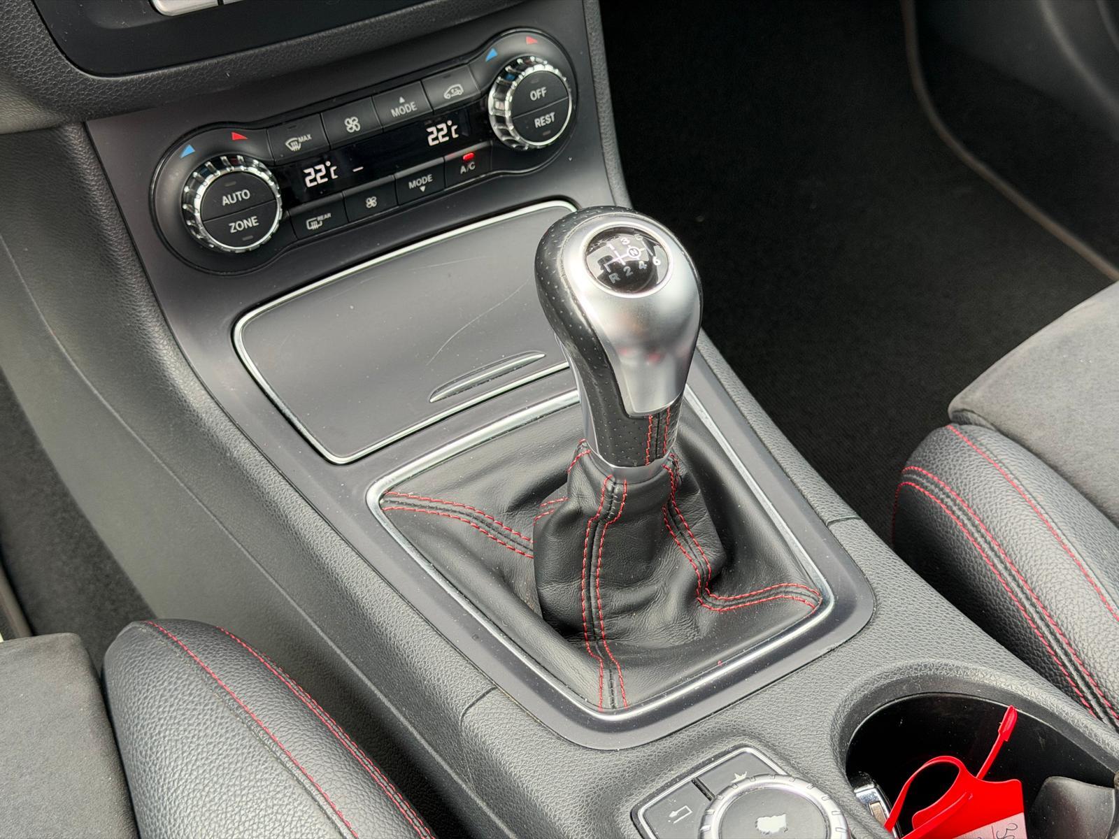 MERCEDES-BENZ B 200 d AMG Line-image-13