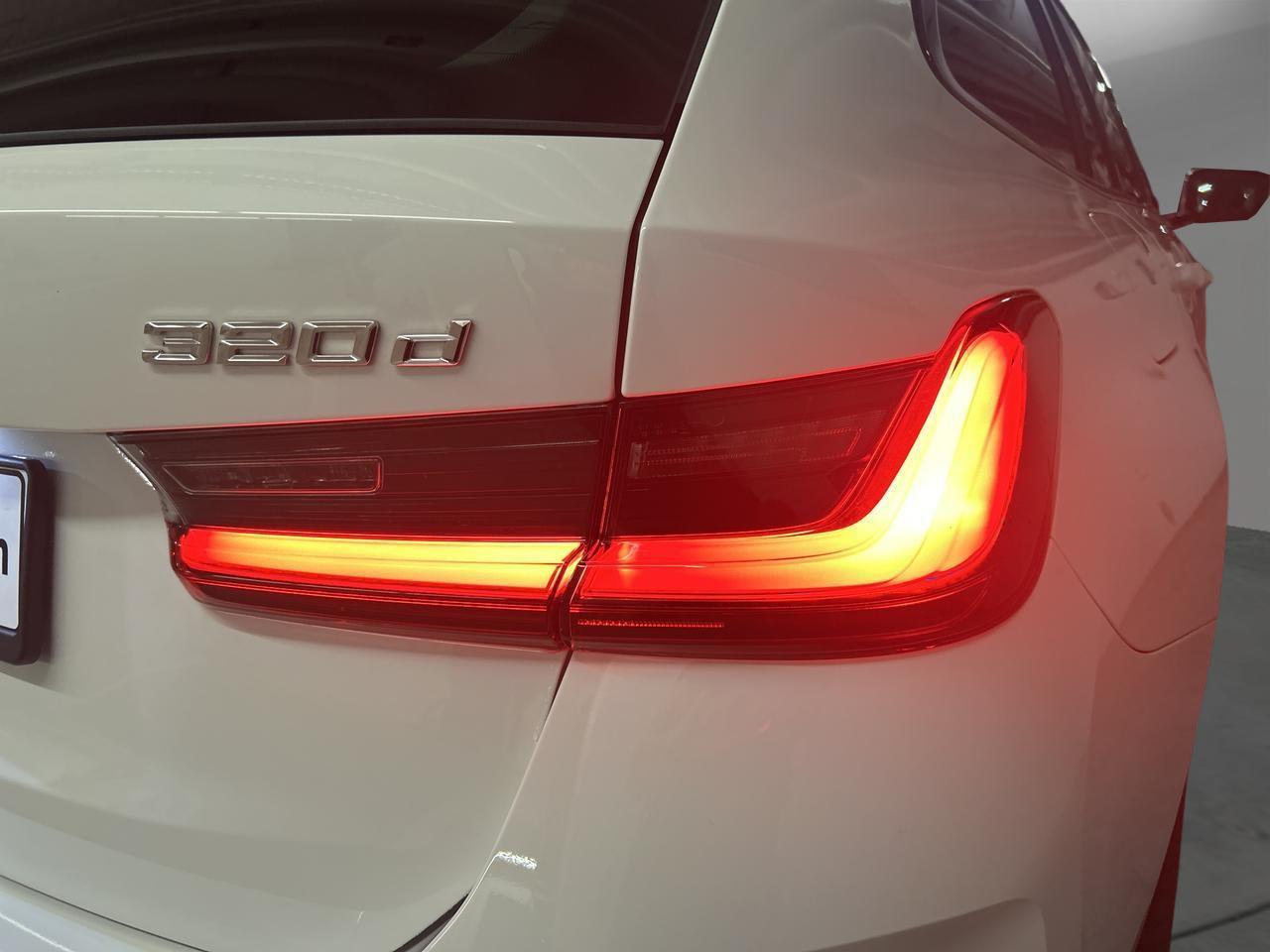 BMW 320d xDrive Touring-image-8