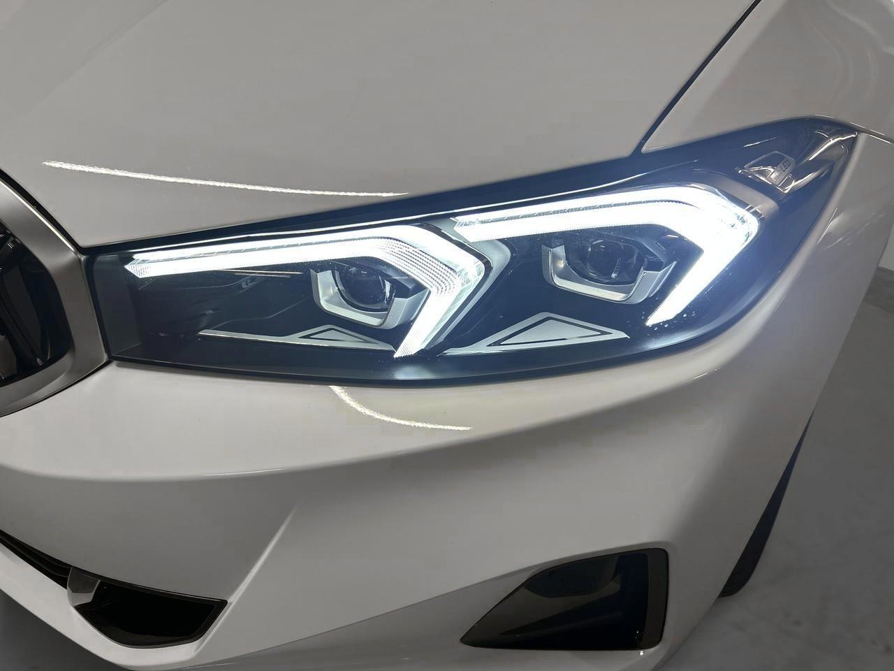 BMW 320d xDrive Touring-image-6
