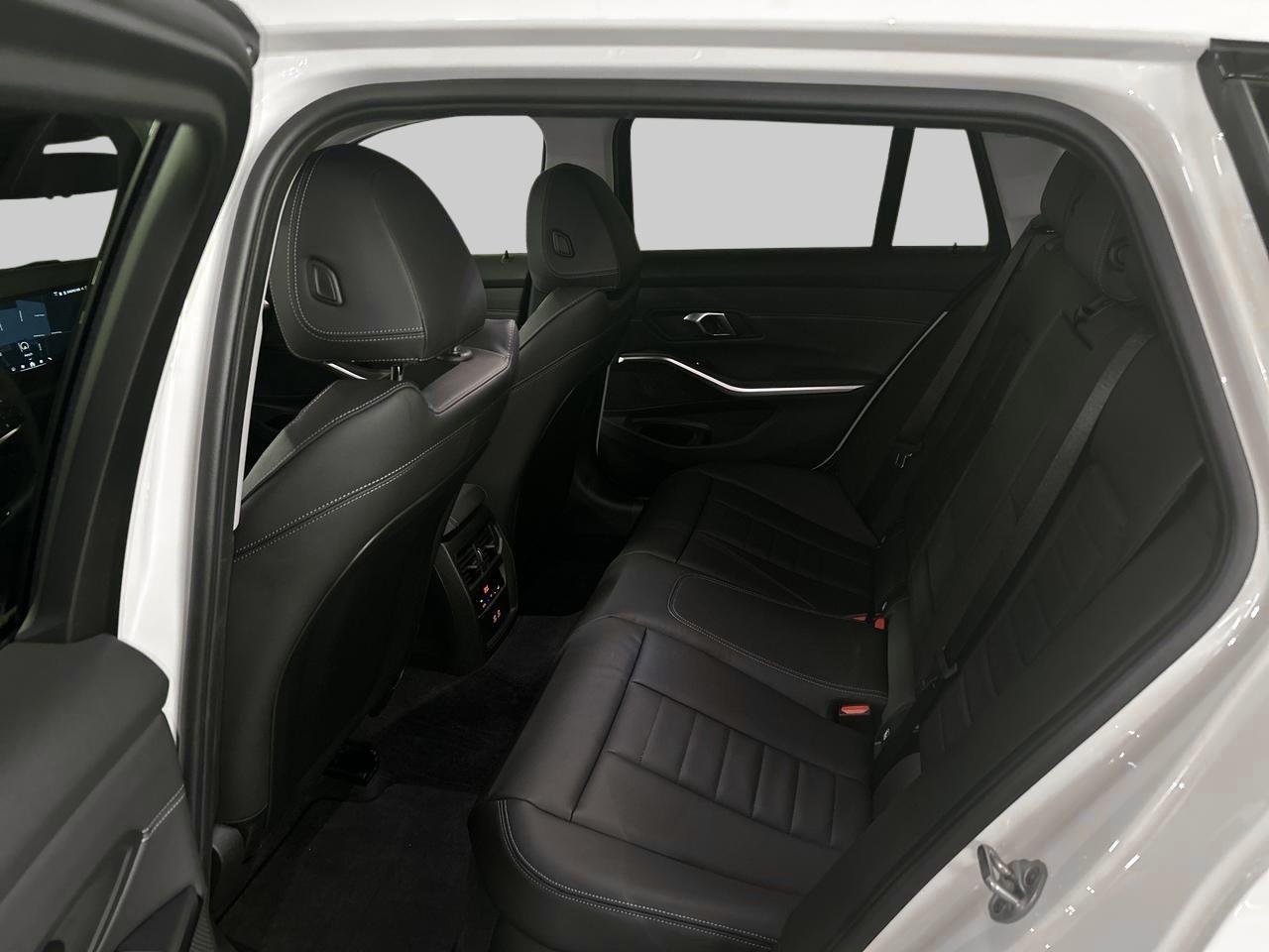 BMW 320d xDrive Touring-image-16