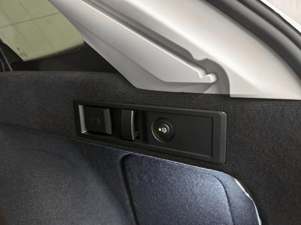BMW 320d xDrive Touring-image-11