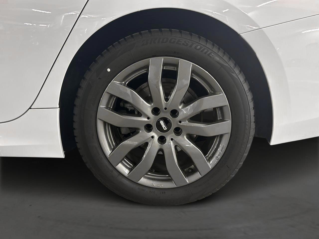 BMW 320d xDrive Touring-image-13