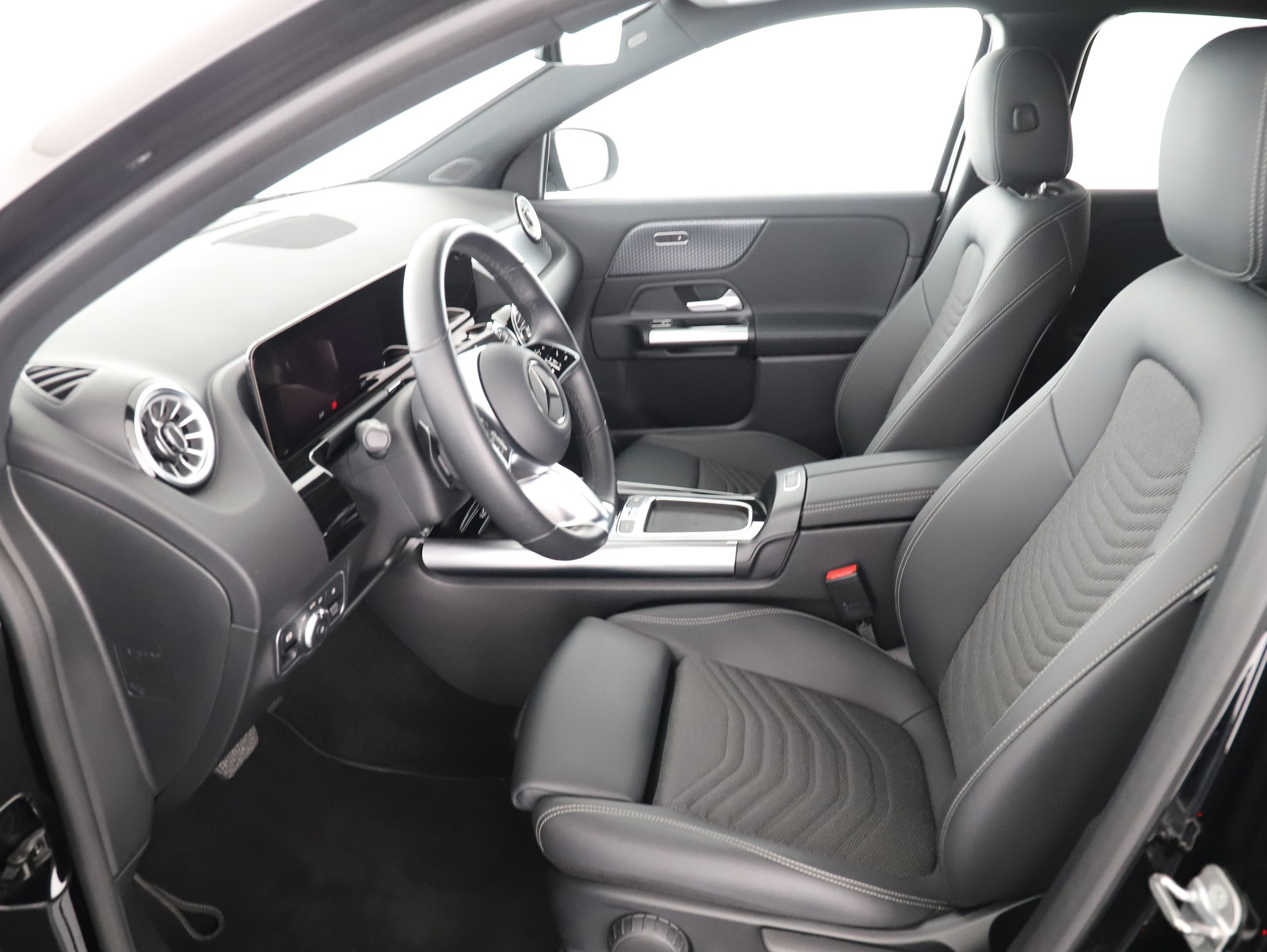 MERCEDES-BENZ GLA 200 7G-DCT-image-10