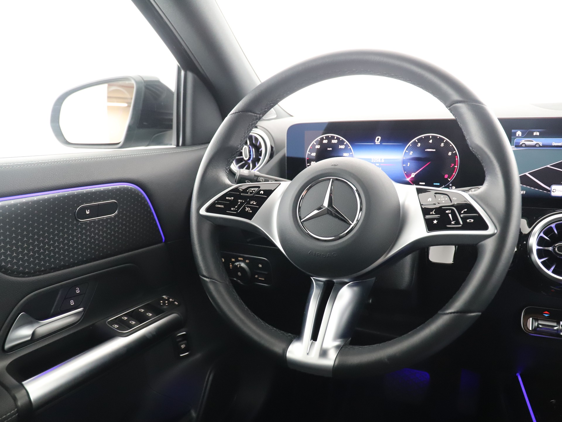 MERCEDES-BENZ GLA 200 7G-DCT-image-12
