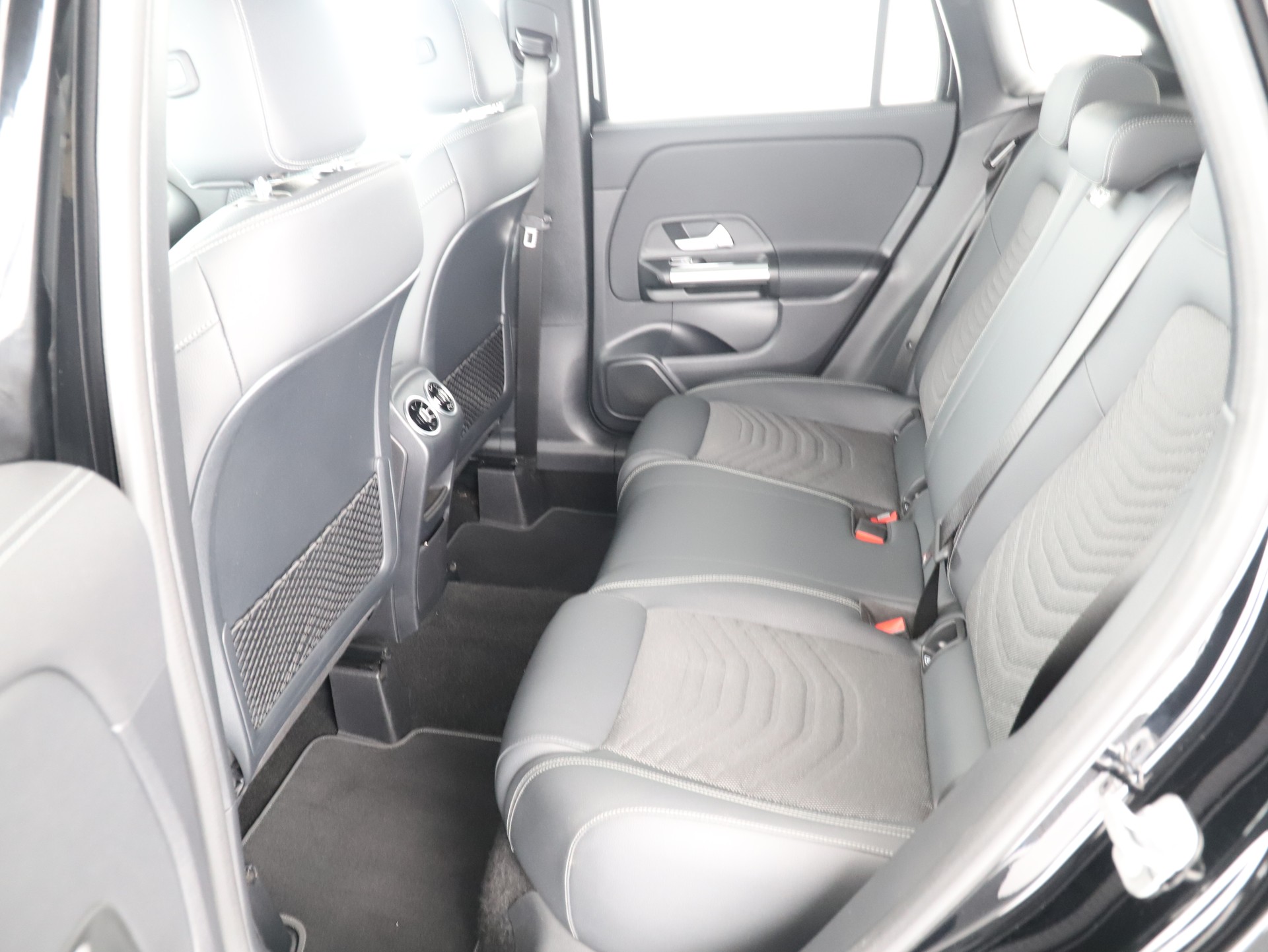 MERCEDES-BENZ GLA 200 7G-DCT-image-13