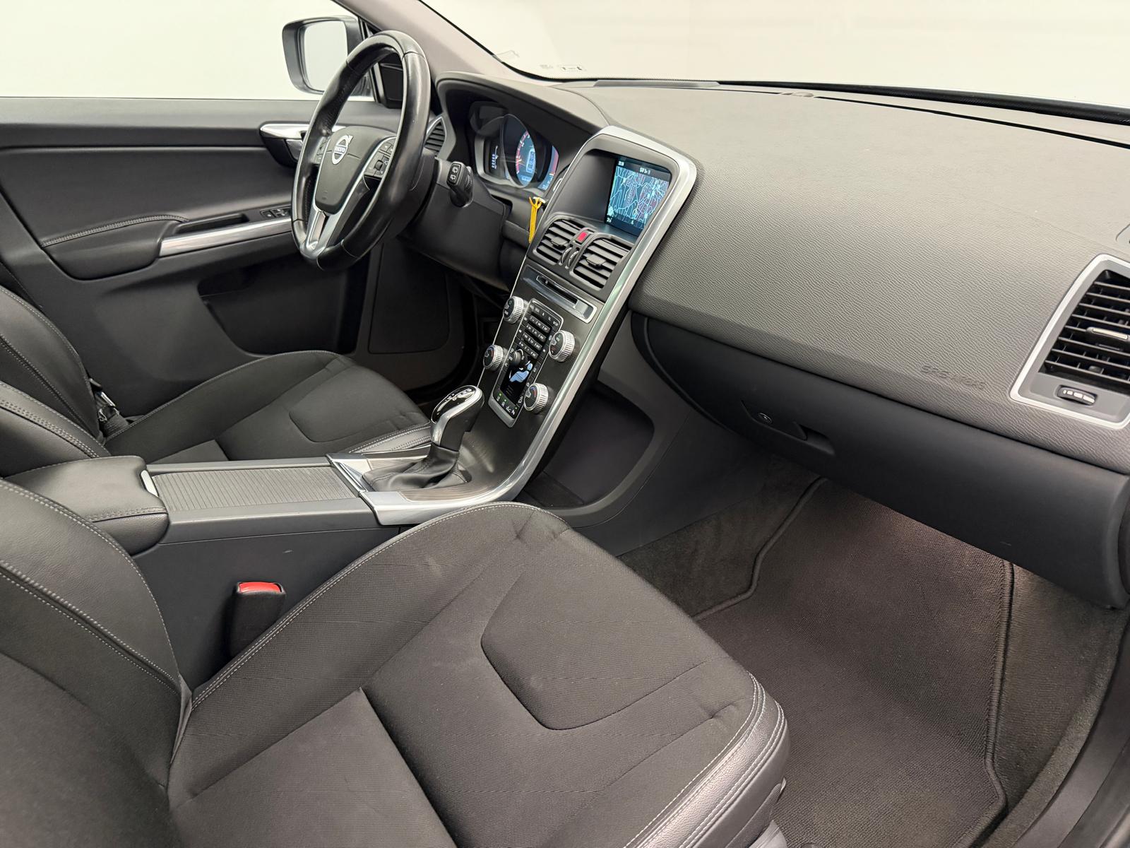VOLVO XC60 T5 AWD Momentum Geartronic-image-10