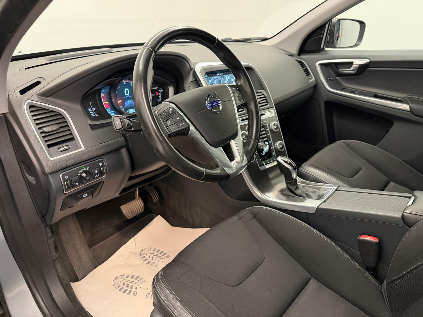 VOLVO XC60 T5 AWD Momentum Geartronic-image-9