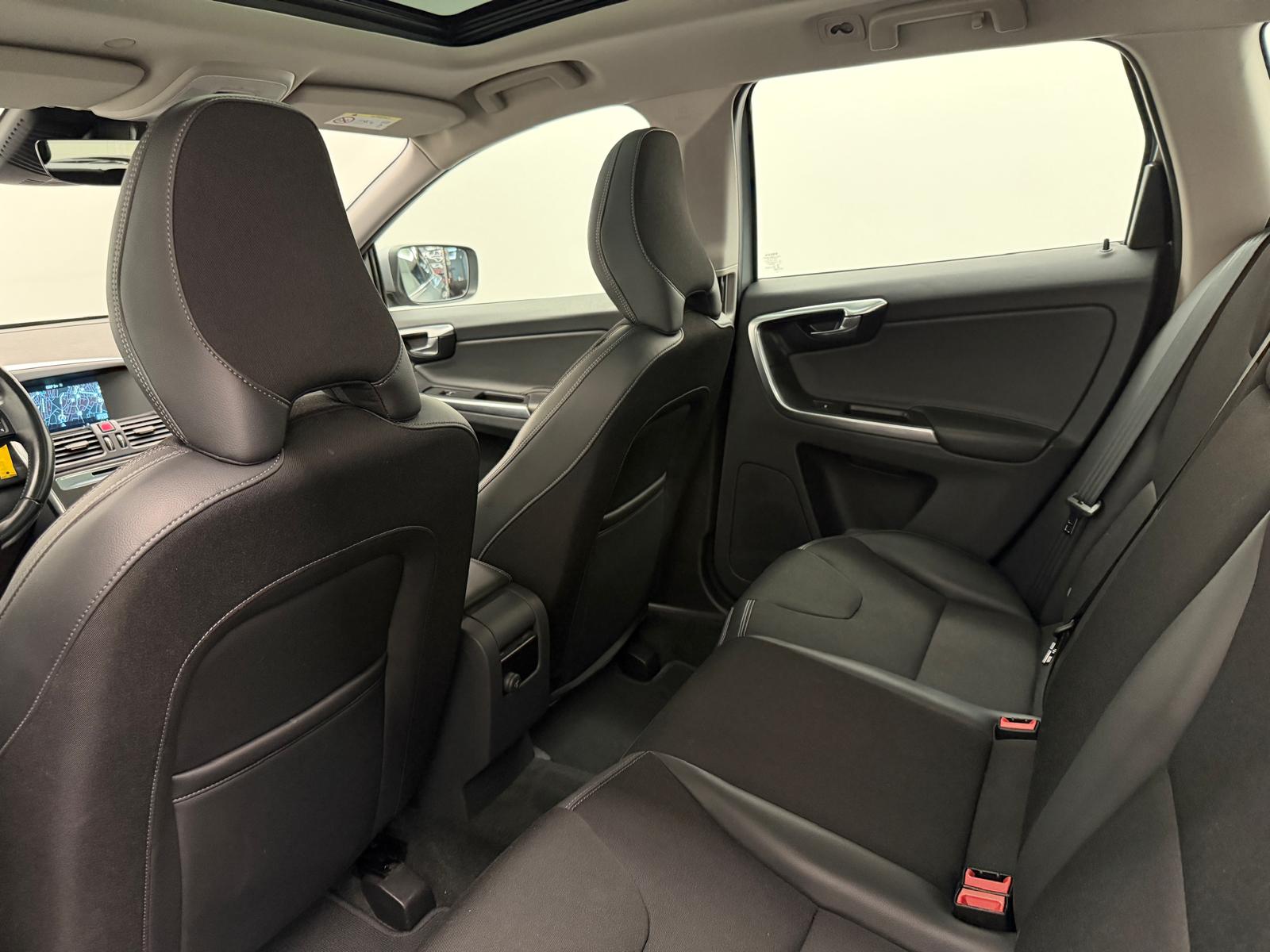 VOLVO XC60 T5 AWD Momentum Geartronic-image-11