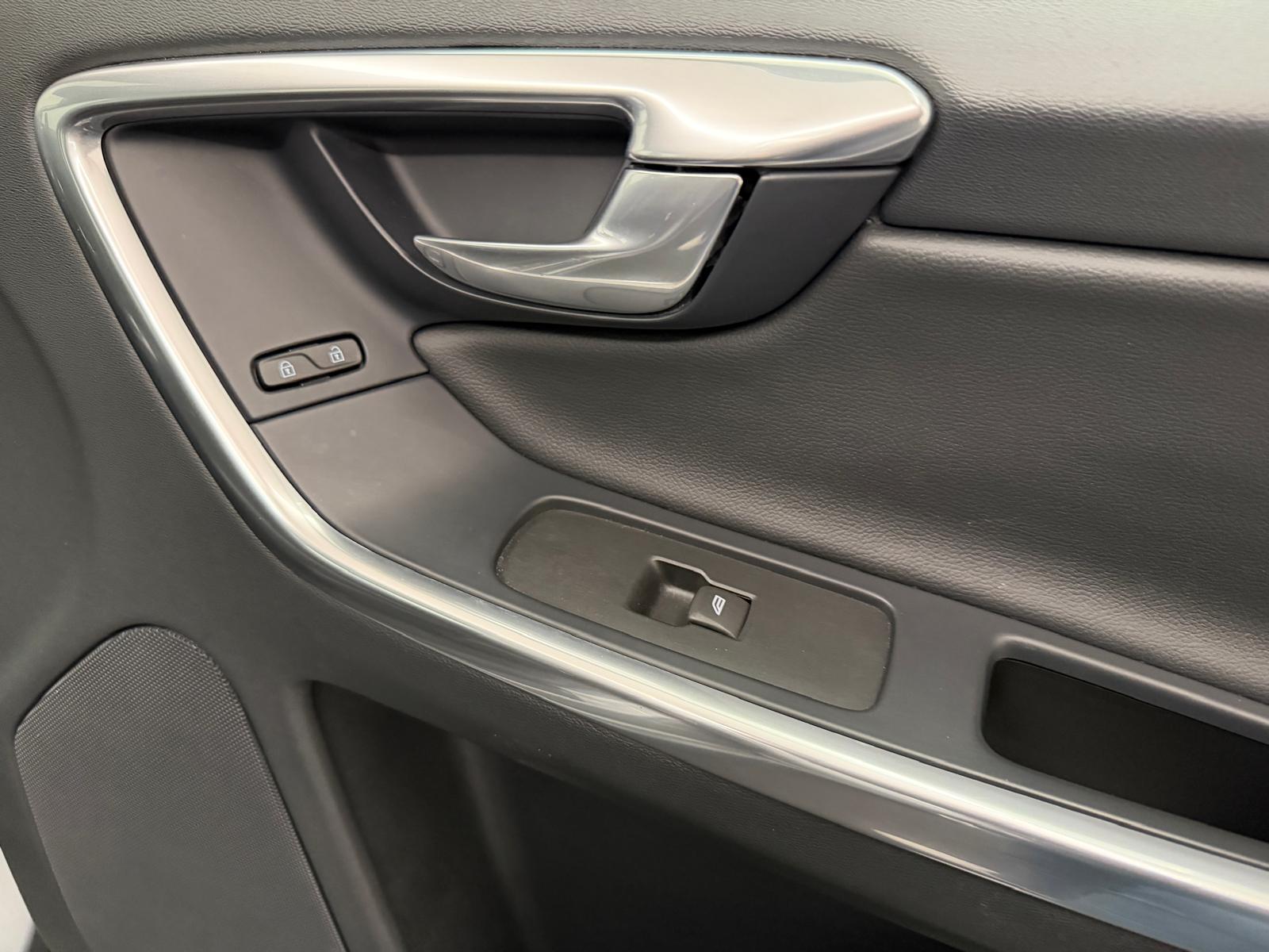 VOLVO XC60 T5 AWD Momentum Geartronic-image-16