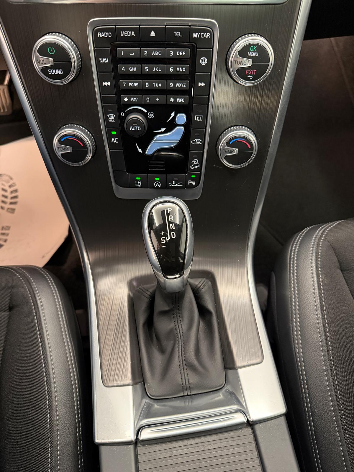 VOLVO XC60 T5 AWD Momentum Geartronic-image-20