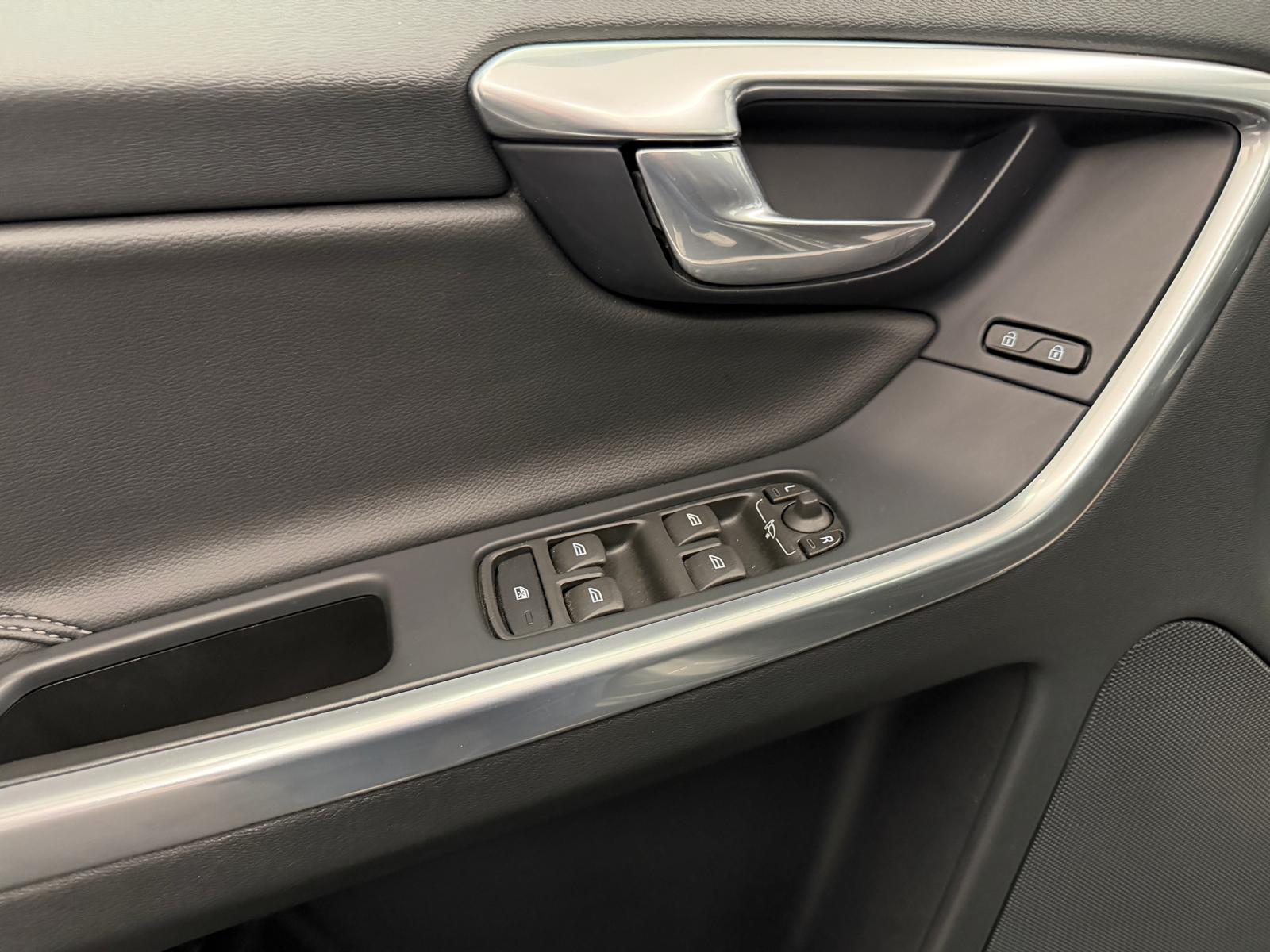 VOLVO XC60 T5 AWD Momentum Geartronic-image-15