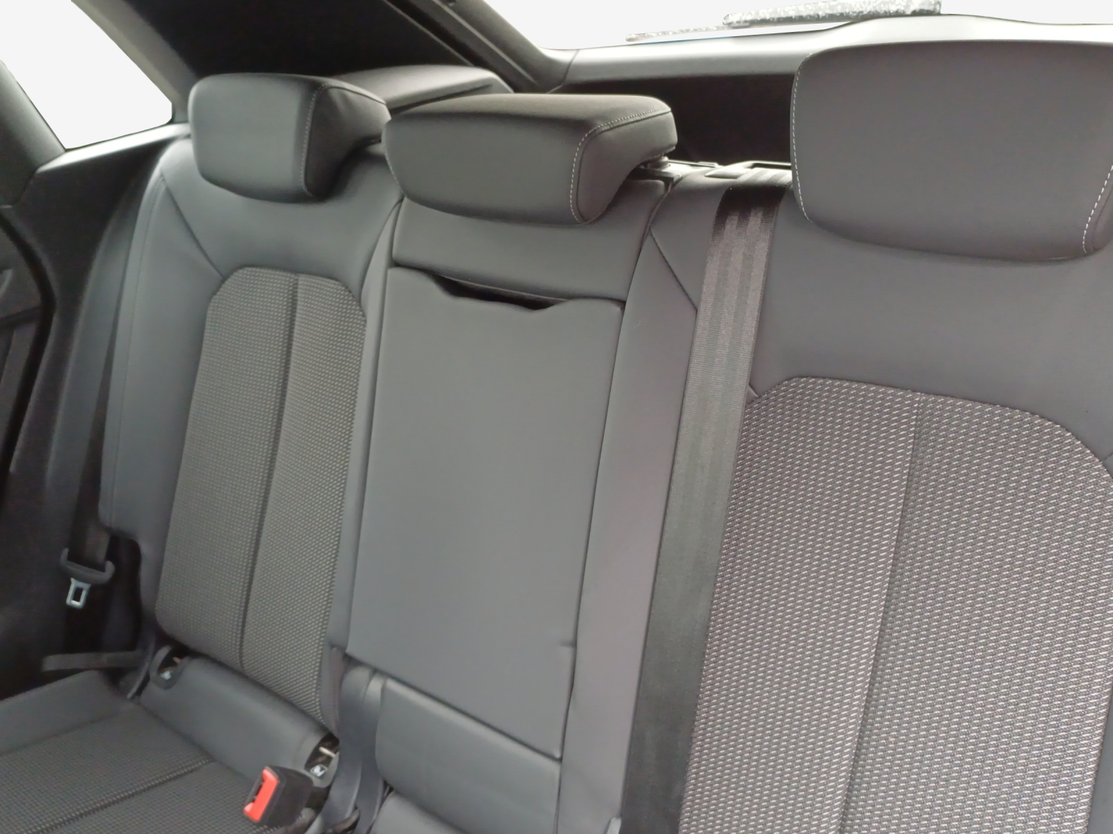 AUDI Q3 35 TFSI S line Attraction S-tronic-image-11