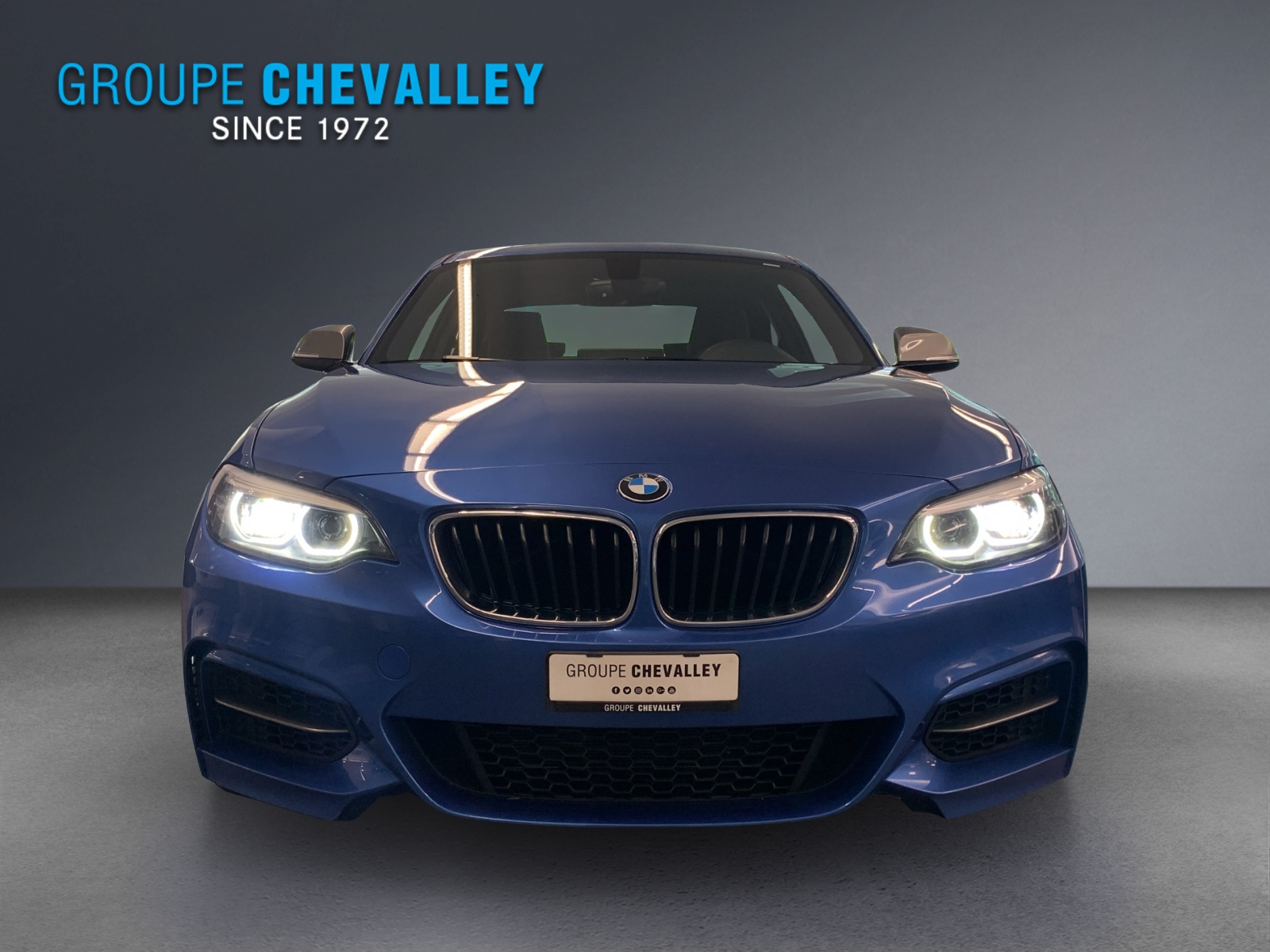 BMW M240i xDrive-showroom-element-1