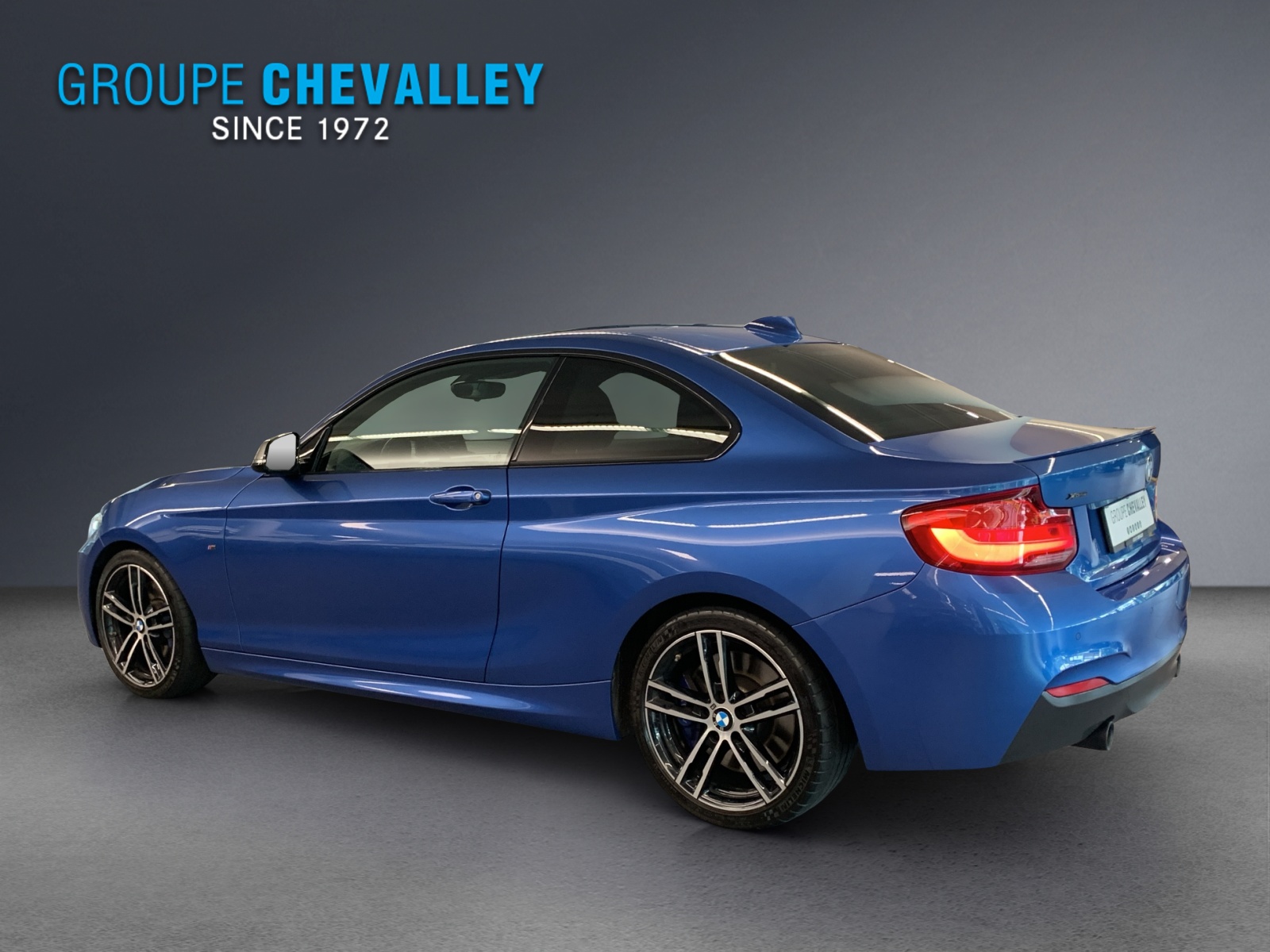 BMW M240i xDrive-showroom-element-2