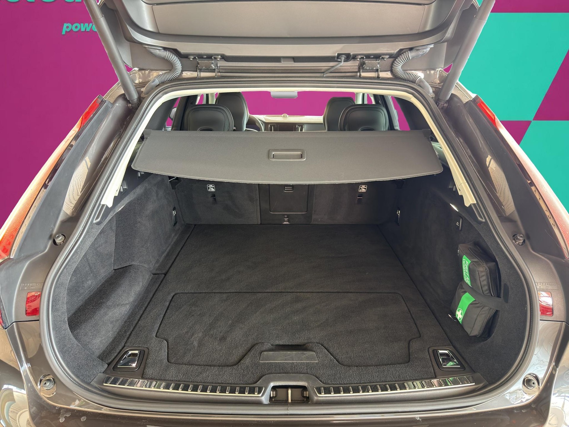 VOLVO V90 2.0 T8 TE Ultimate Dark eAWD-image-9