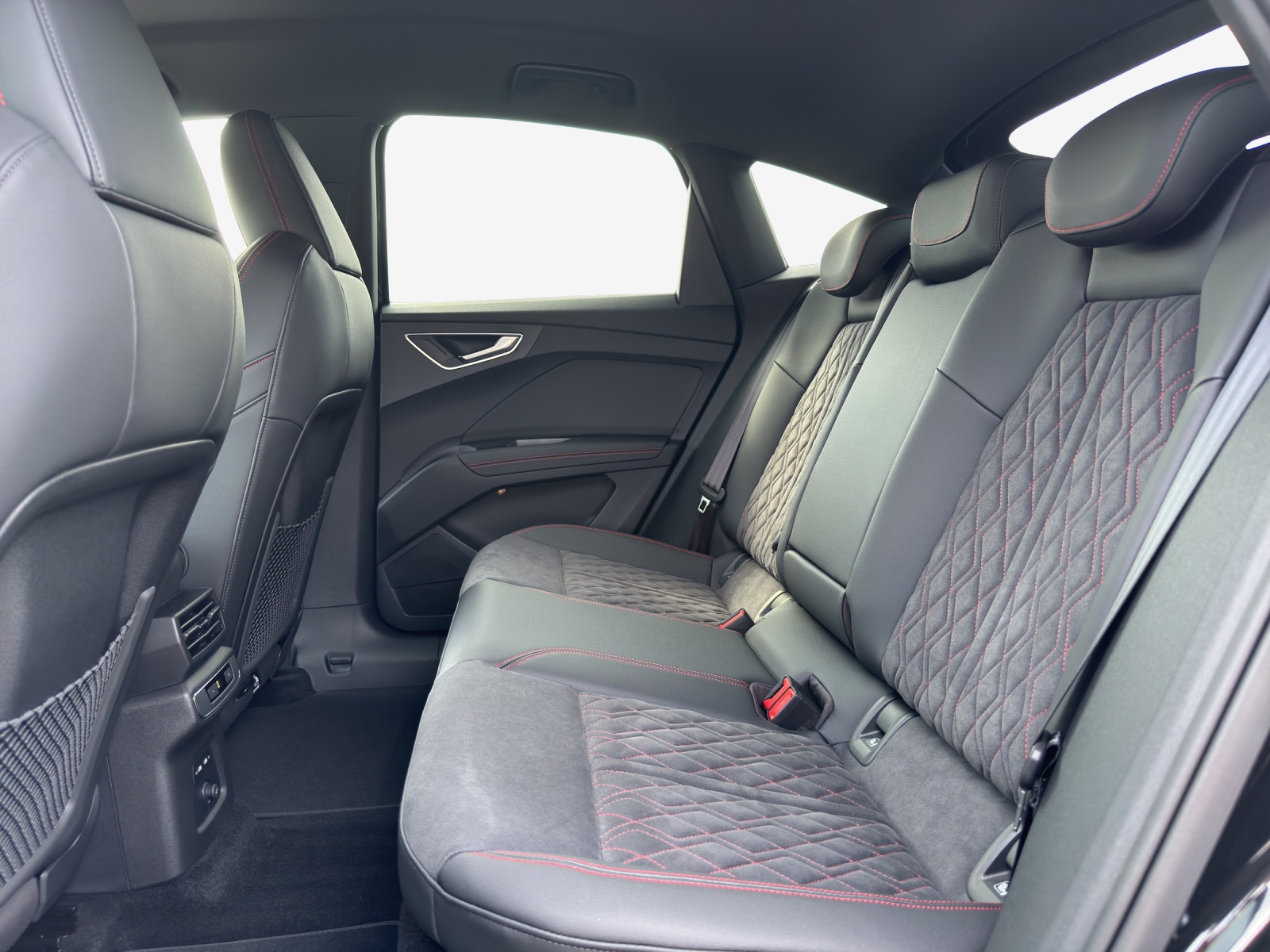 AUDI Q4 Sportback e-tron 45 Edition Swiss Ski quattro-image-12