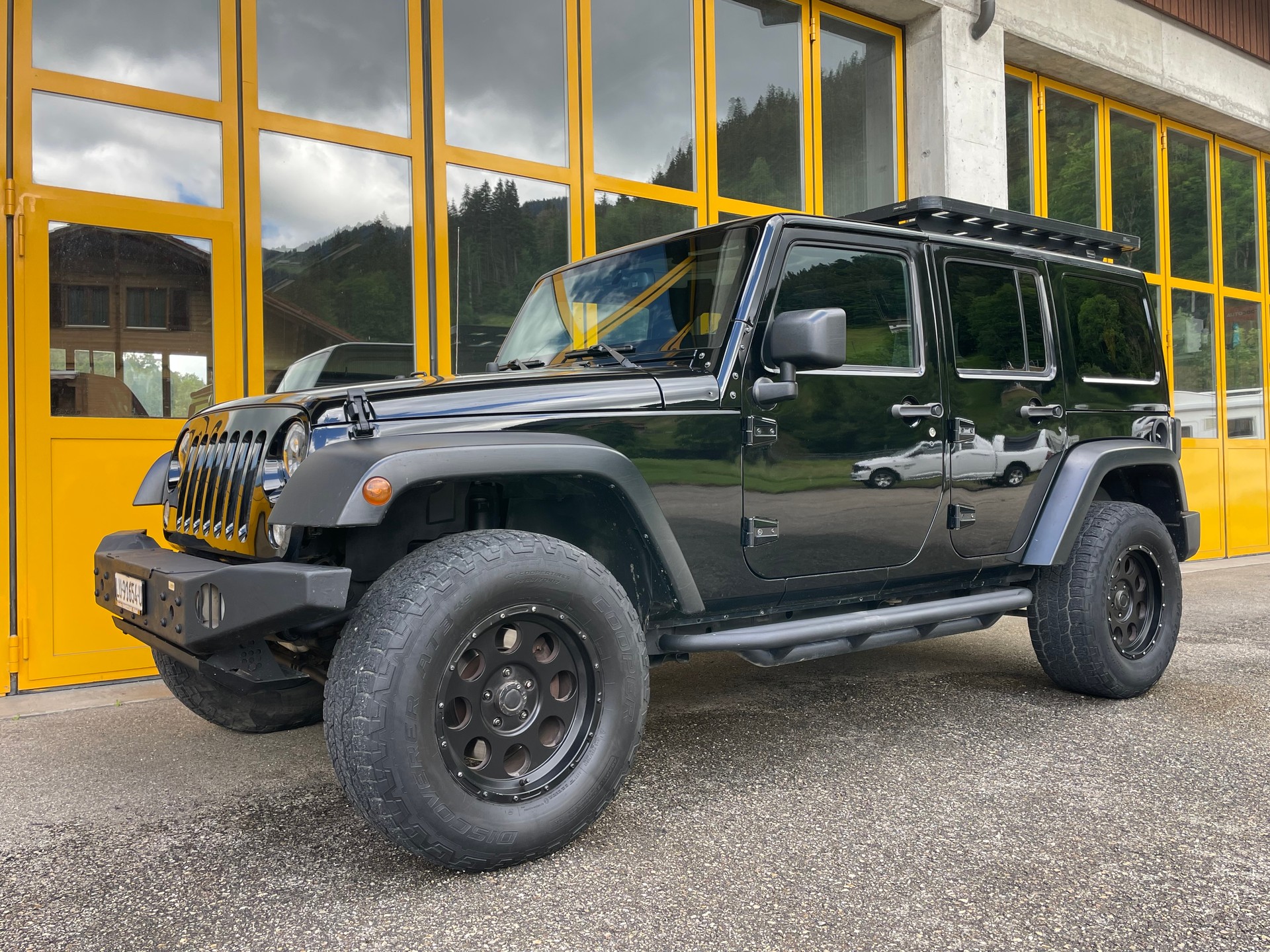 JEEP 2.8 CRD Sahara Automatic-image-1