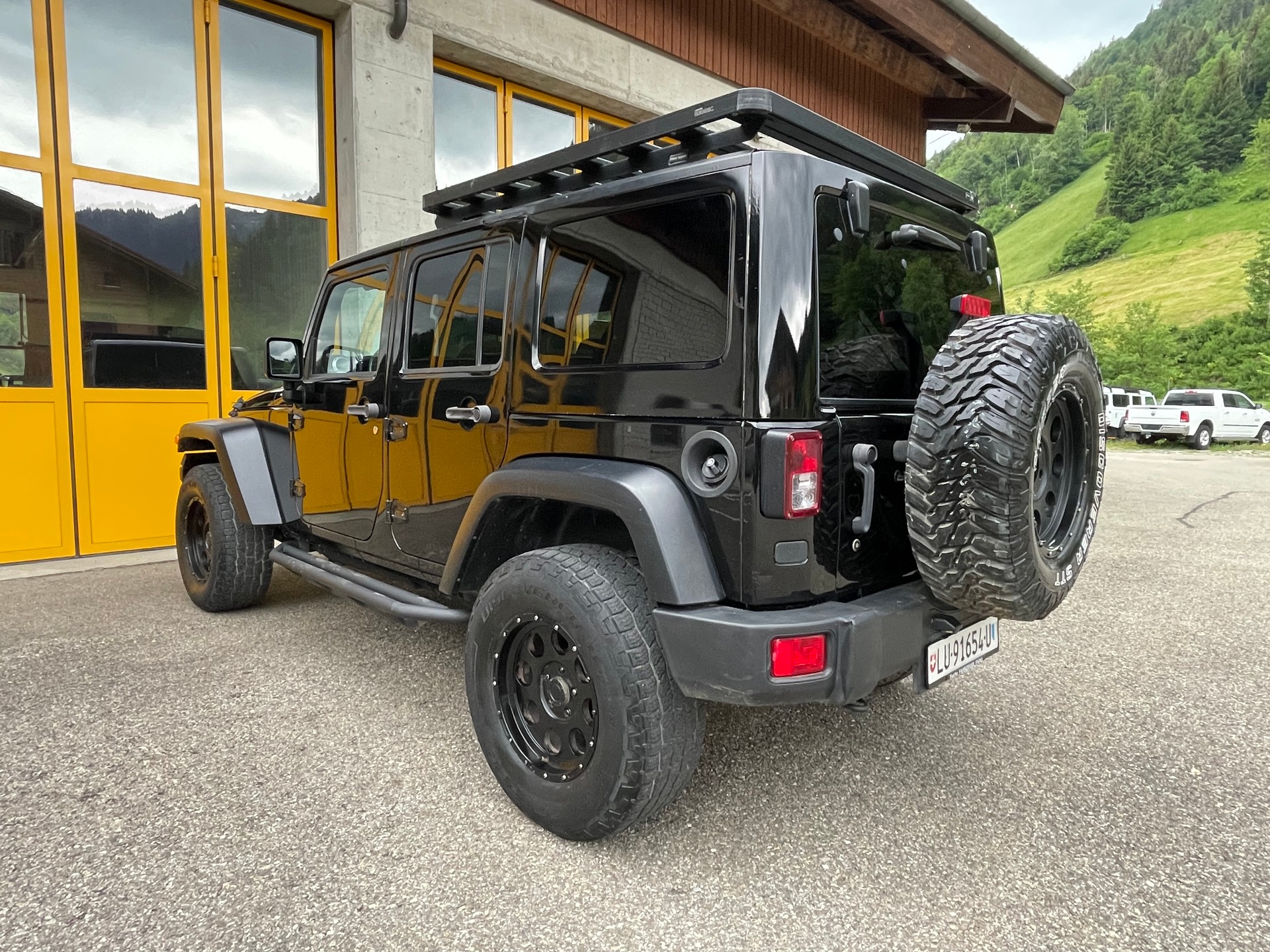 JEEP 2.8 CRD Sahara Automatic-image-3