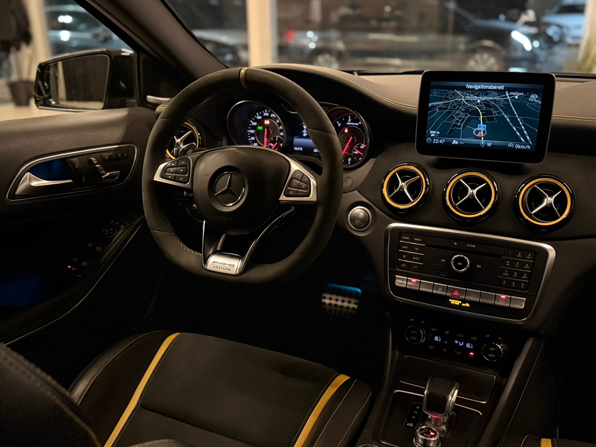 MERCEDES-BENZ A 45 AMG Yellow Night Edition 4Matic 7G-DCT-image-9