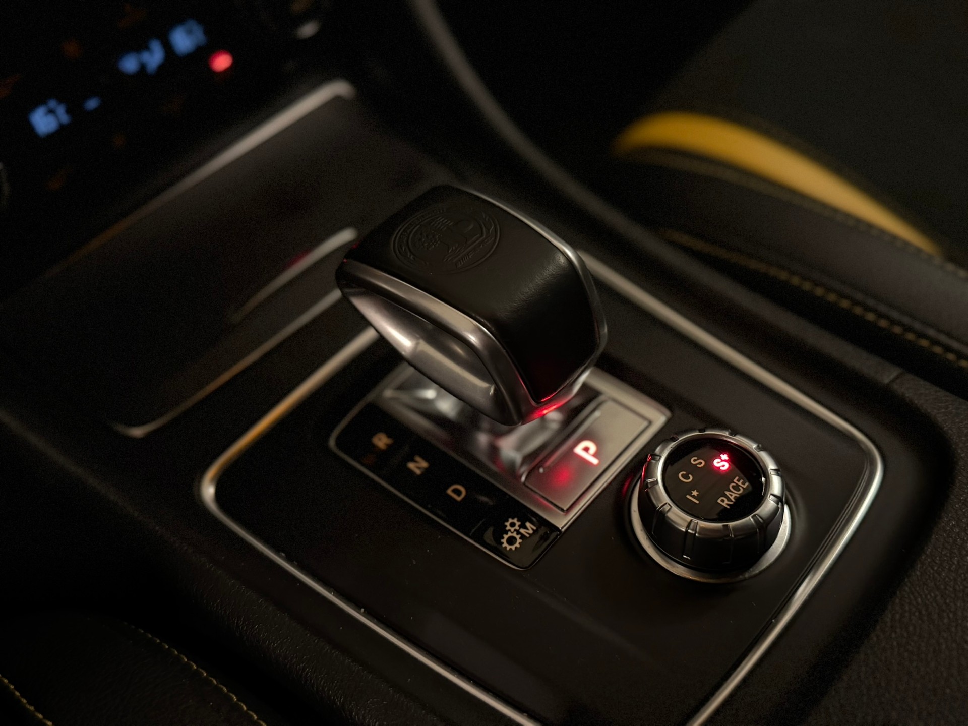 MERCEDES-BENZ A 45 AMG Yellow Night Edition 4Matic 7G-DCT-image-16