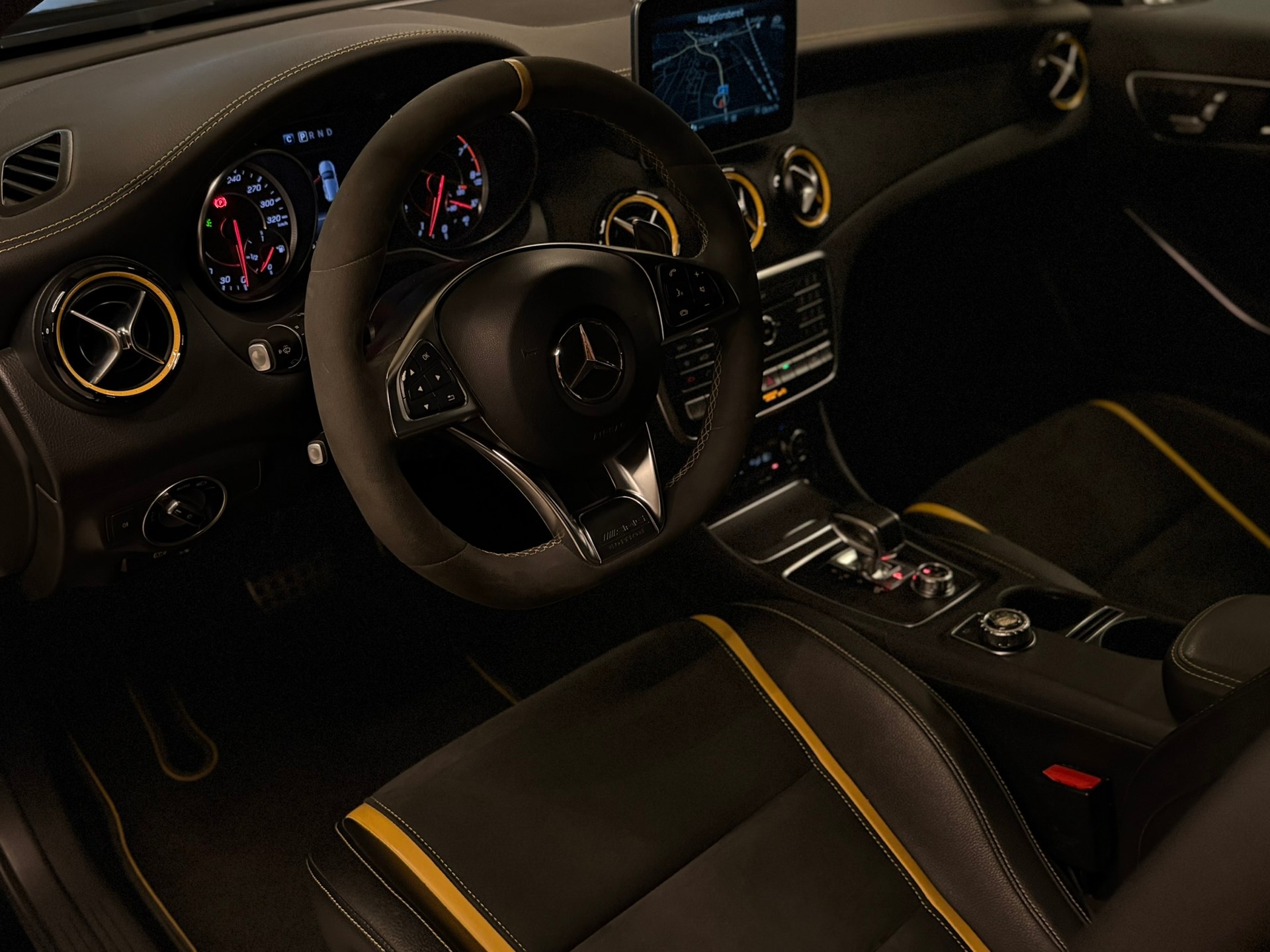 MERCEDES-BENZ A 45 AMG Yellow Night Edition 4Matic 7G-DCT-image-8