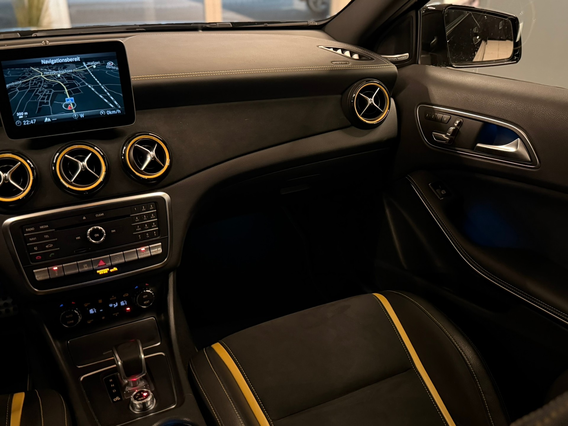 MERCEDES-BENZ A 45 AMG Yellow Night Edition 4Matic 7G-DCT-image-10