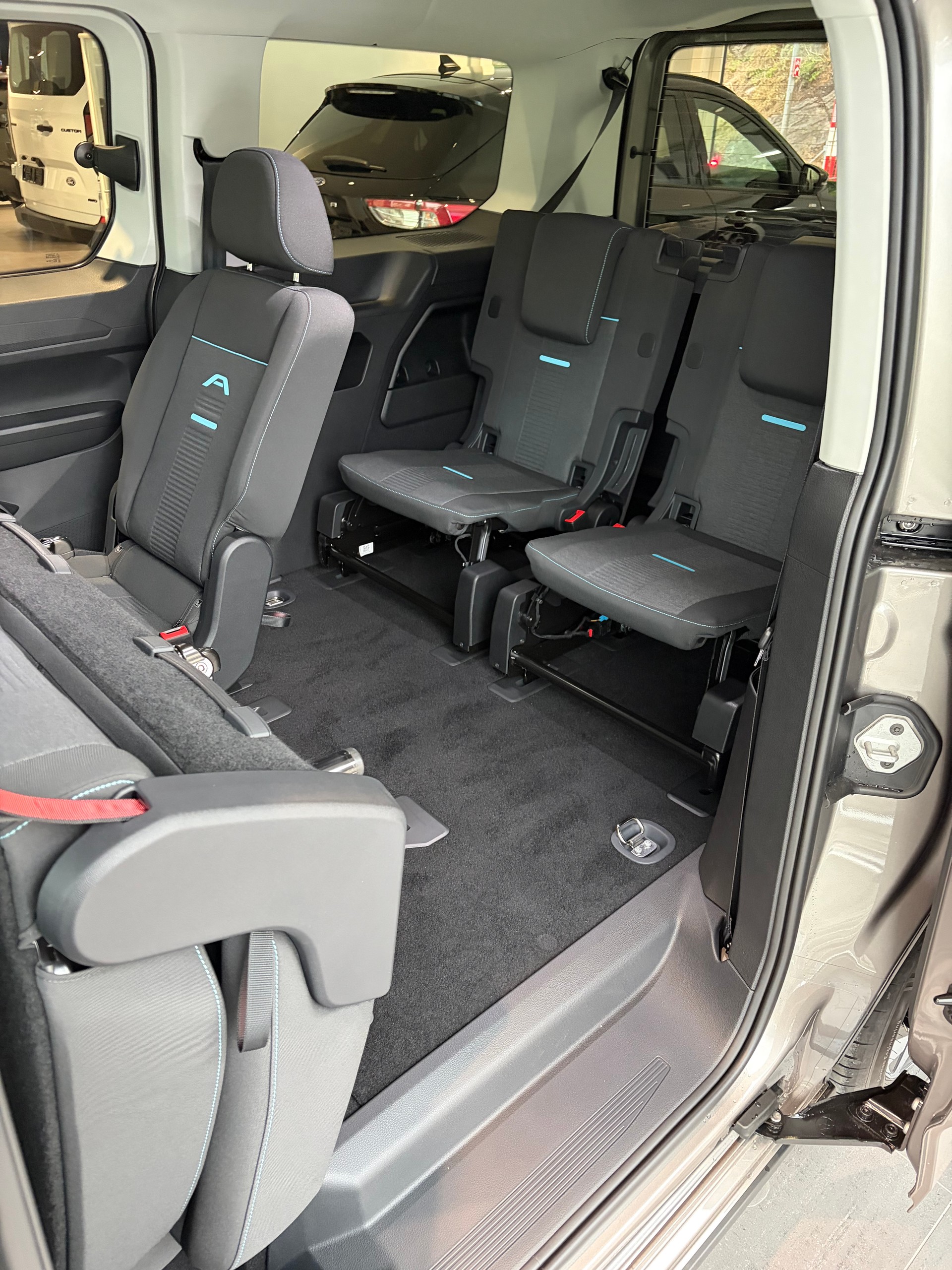FORD Grand Tourneo Connect 2.0 EcoBlue AWD Active-image-12
