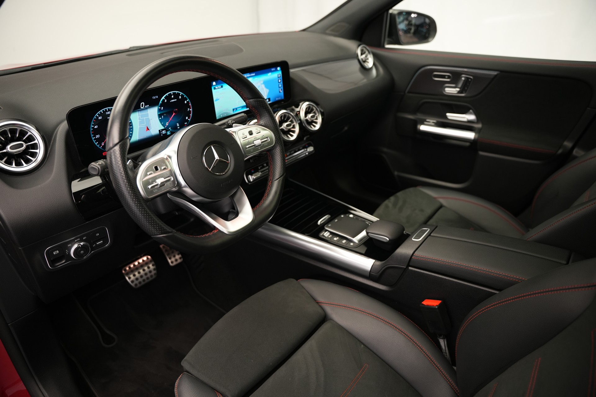 MERCEDES-BENZ GLA 200 AMG Line 7G-DCT *CH-Fahrzeug* *Panorama*-image-10