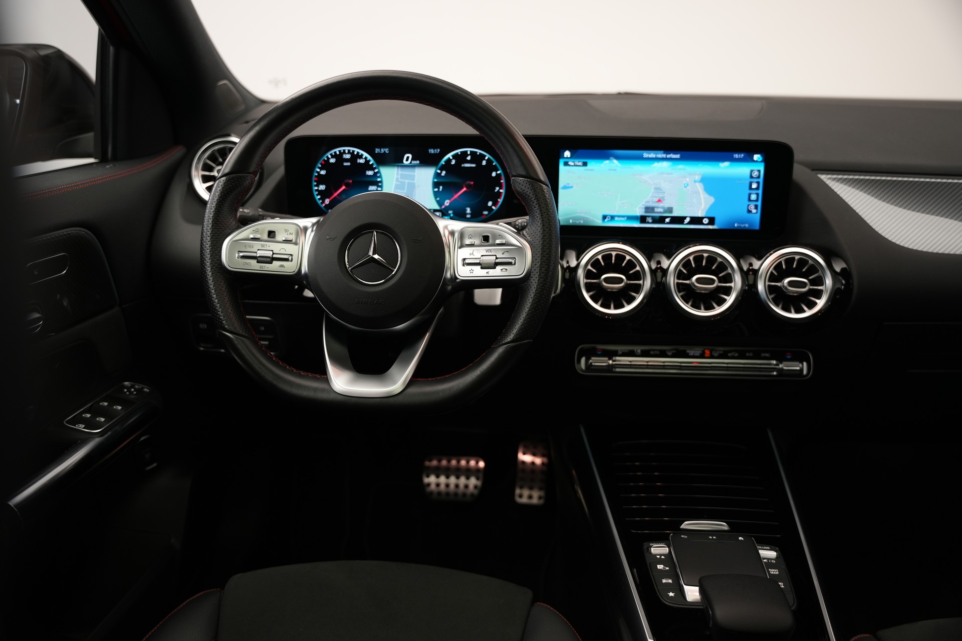 MERCEDES-BENZ GLA 200 AMG Line 7G-DCT *CH-Fahrzeug* *Panorama*-image-11