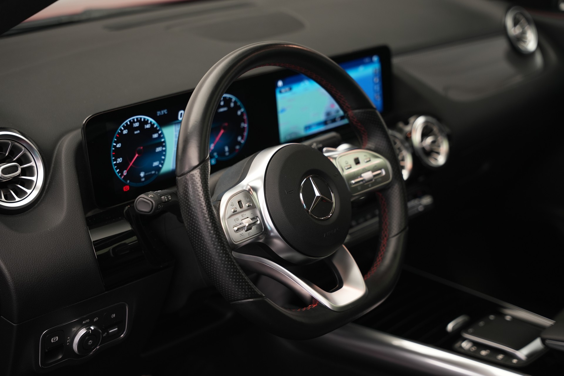 MERCEDES-BENZ GLA 200 AMG Line 7G-DCT *CH-Fahrzeug* *Panorama*-image-22
